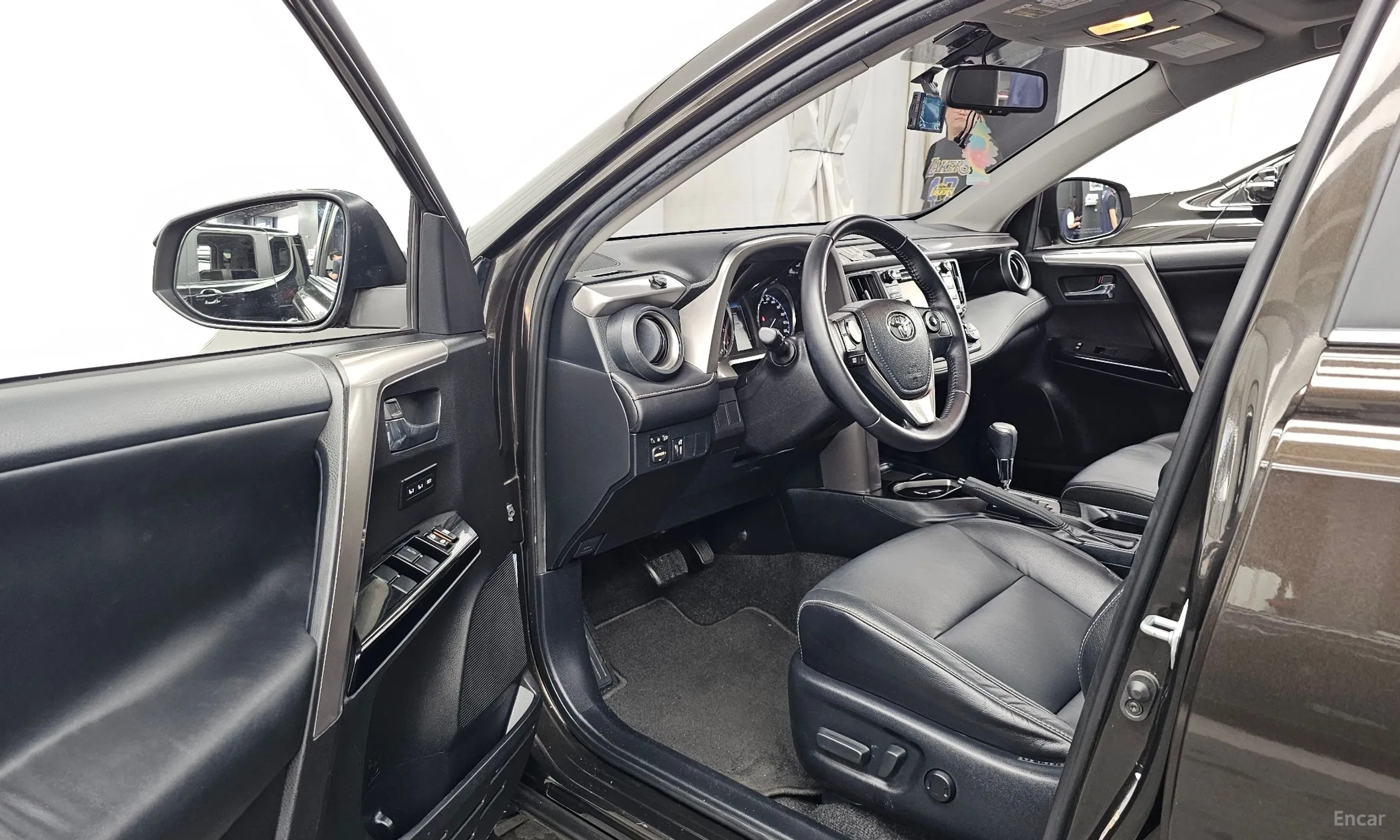 Toyota RAV4 превью 10