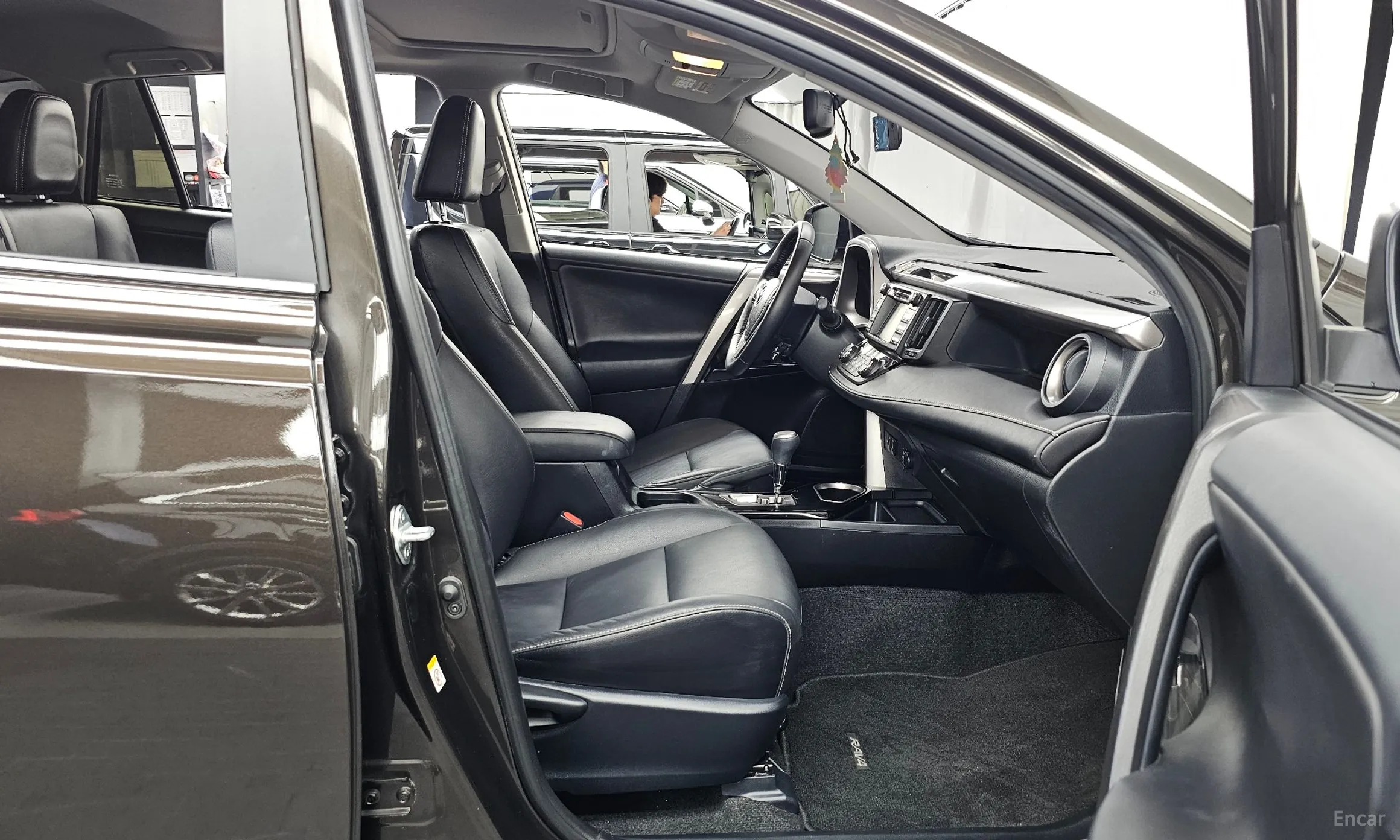 Toyota RAV4 превью 11