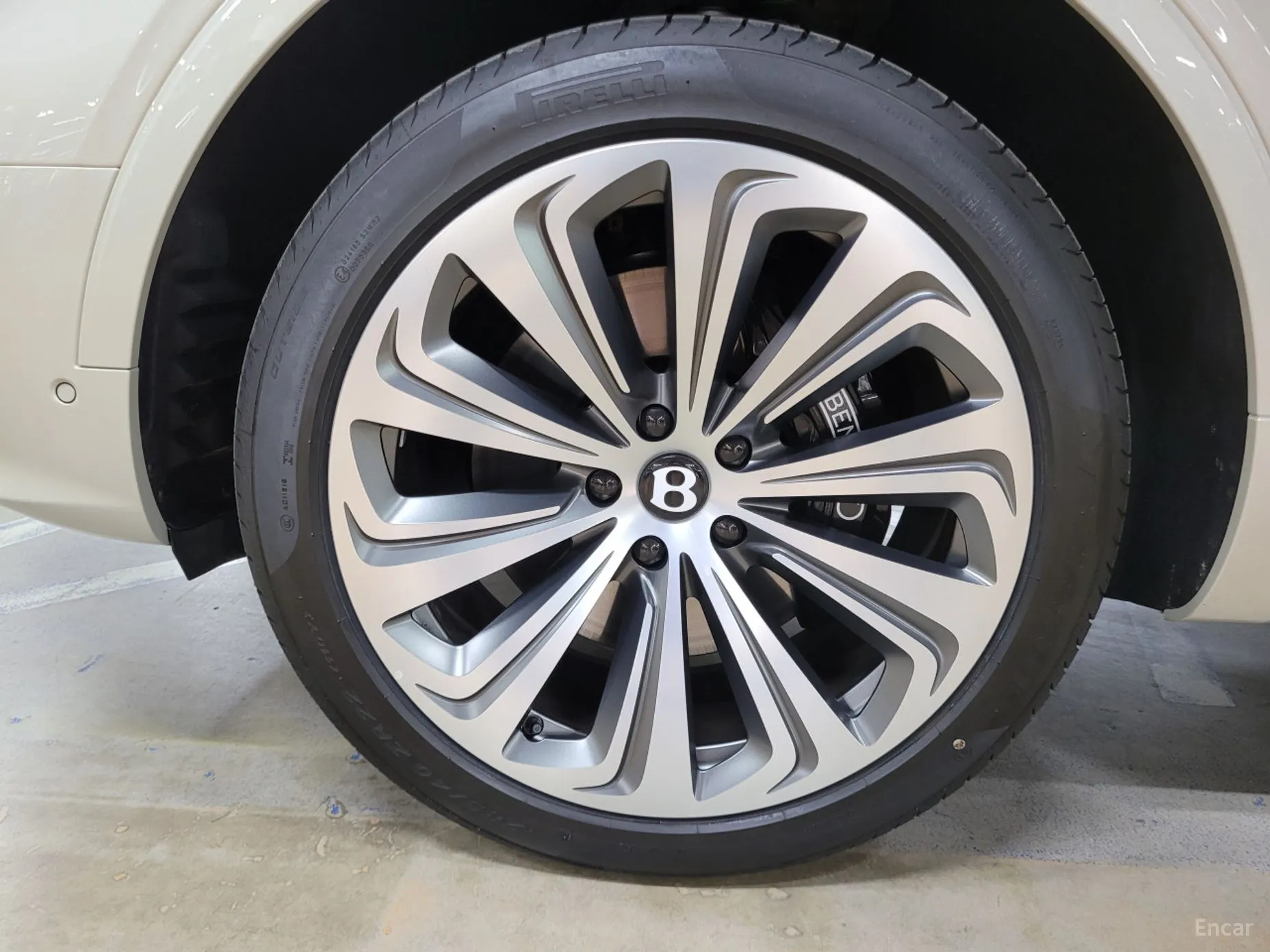 Bentley Bentayga превью 19