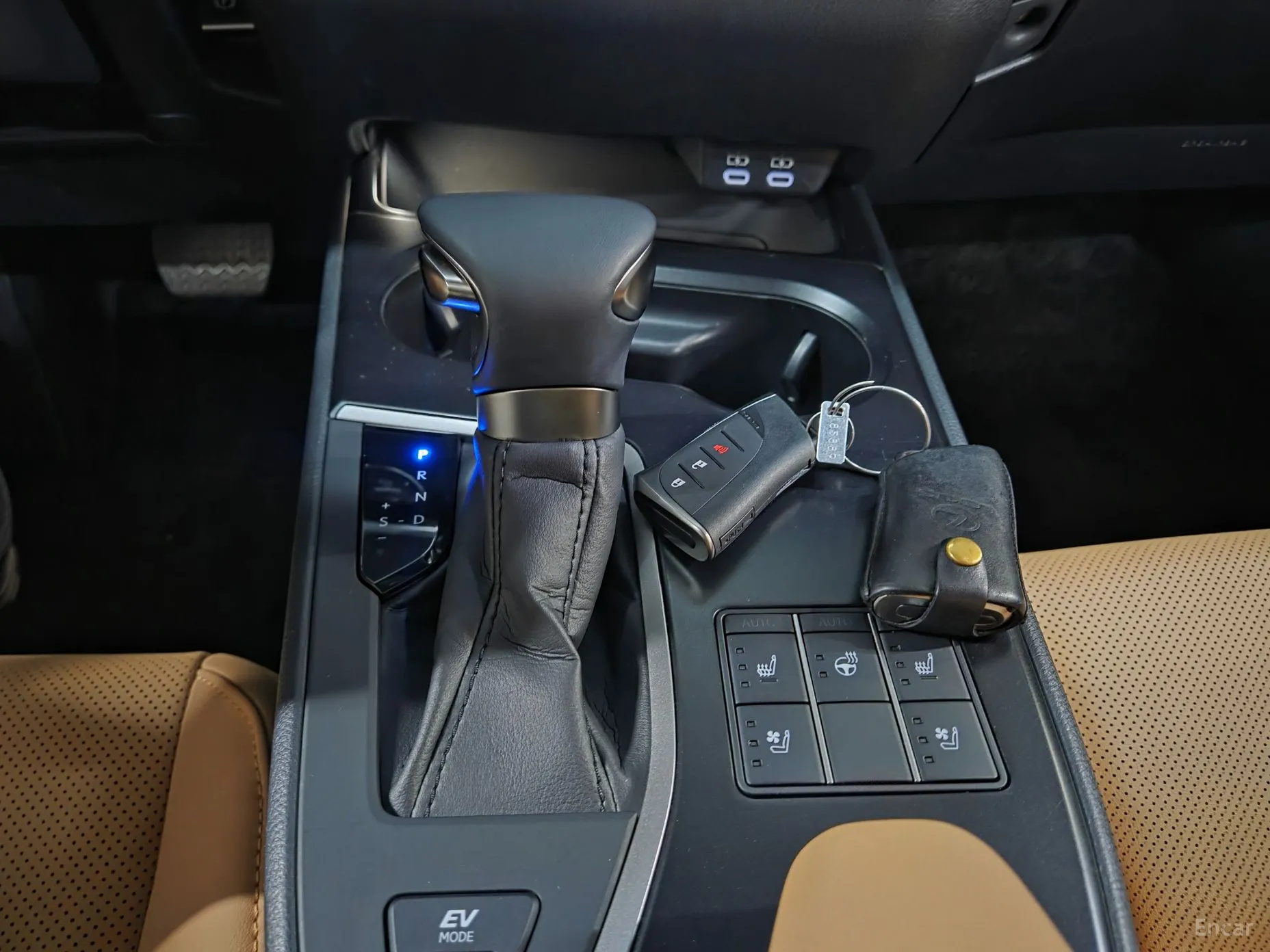 Lexus UX250h превью 13
