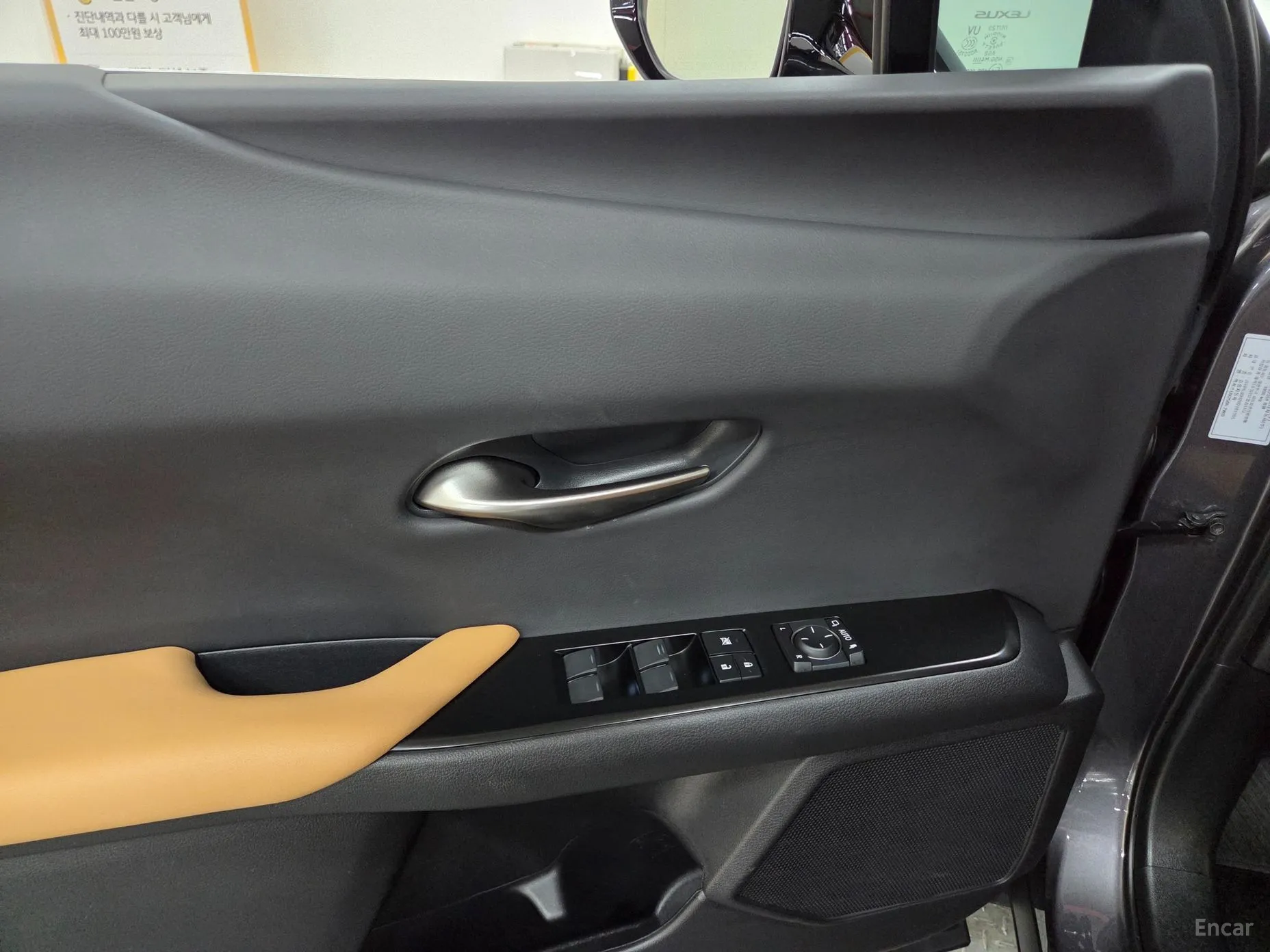 Lexus UX250h превью 15