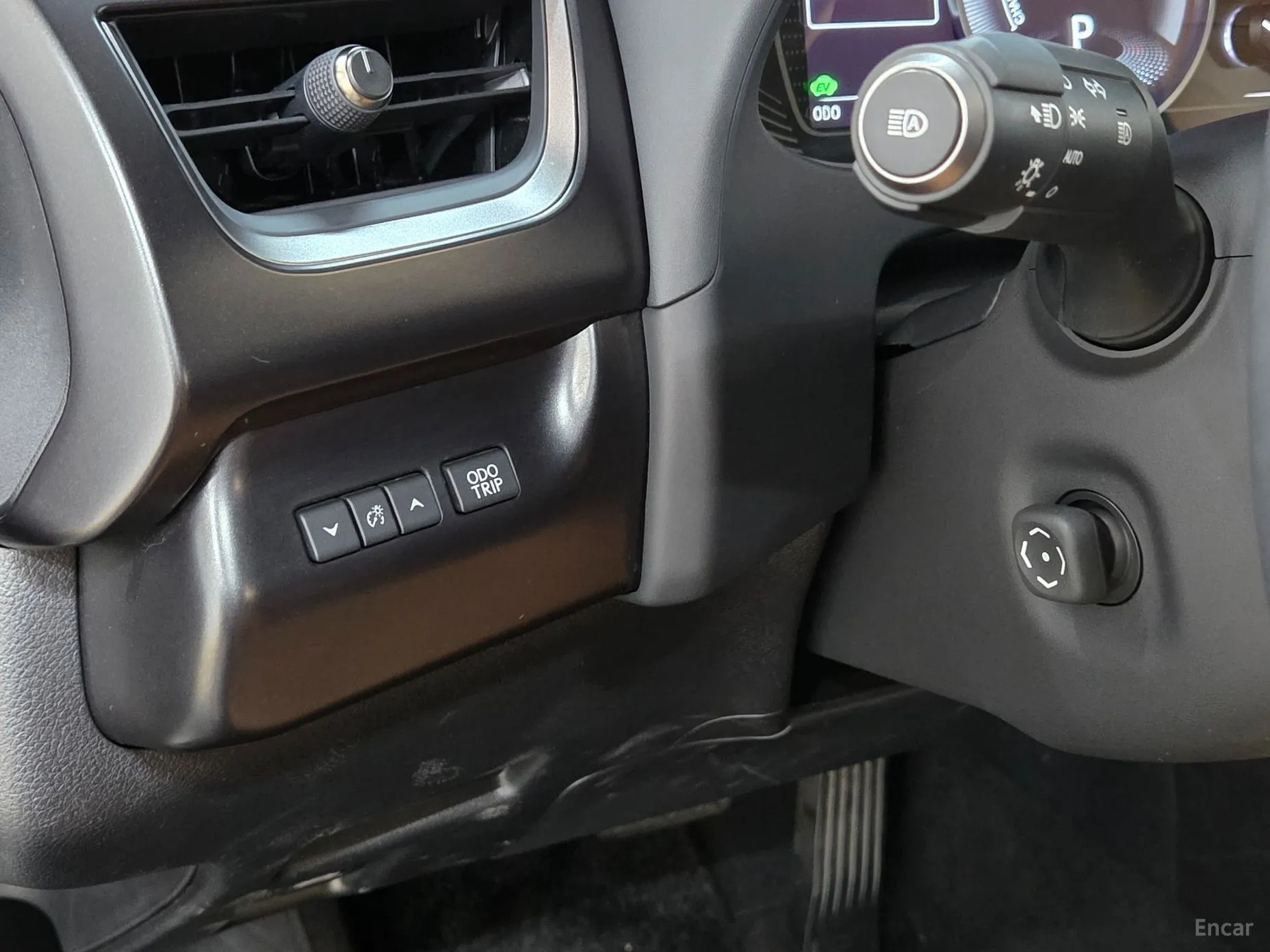 Lexus UX250h превью 16