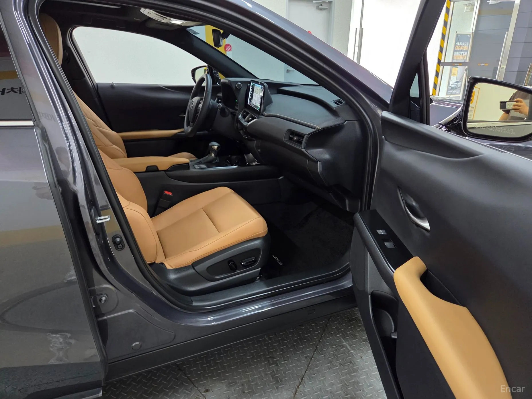Lexus UX250h превью 8