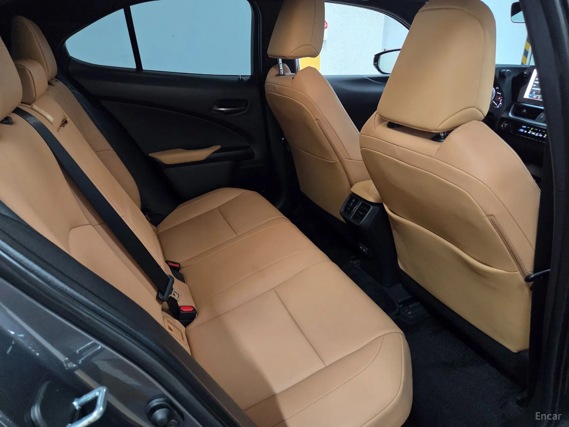 Lexus UX250h превью 9