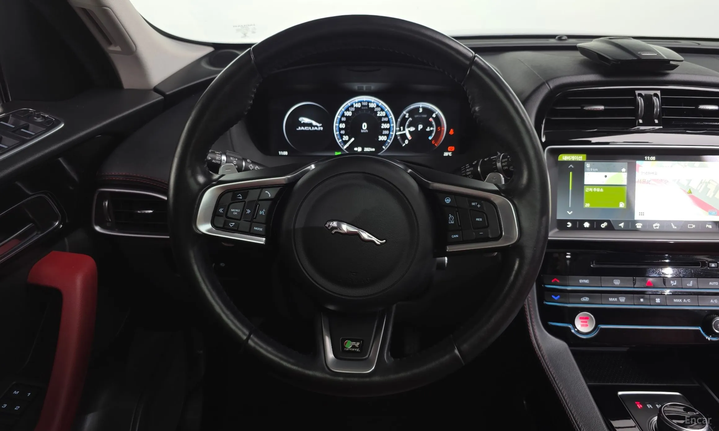 Jaguar F-PACE превью 13
