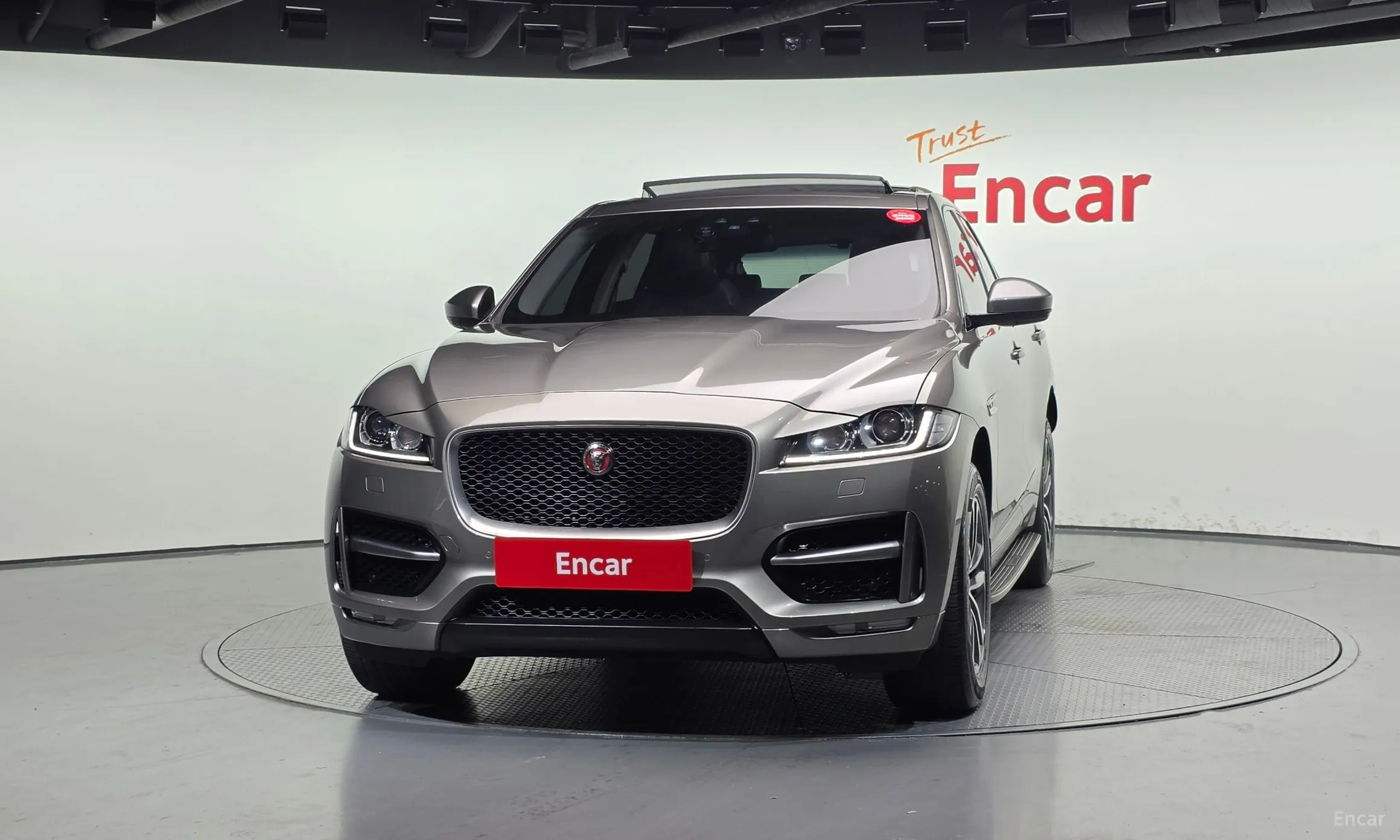 Jaguar F-PACE превью 3
