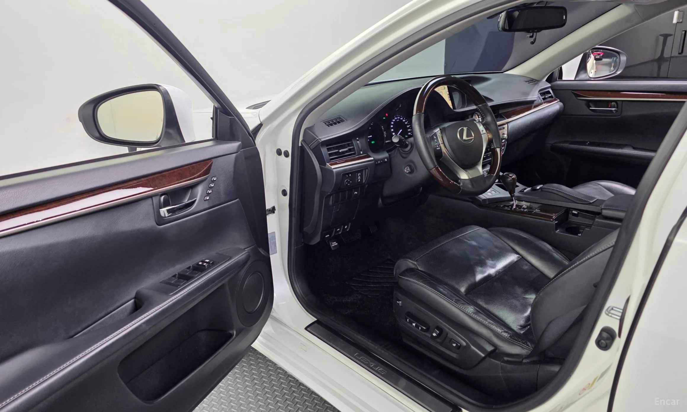 Lexus New ES300h превью 10