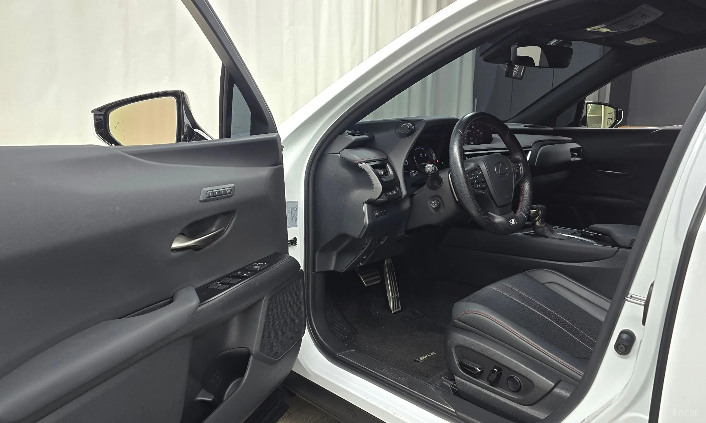 Lexus UX250h превью 10