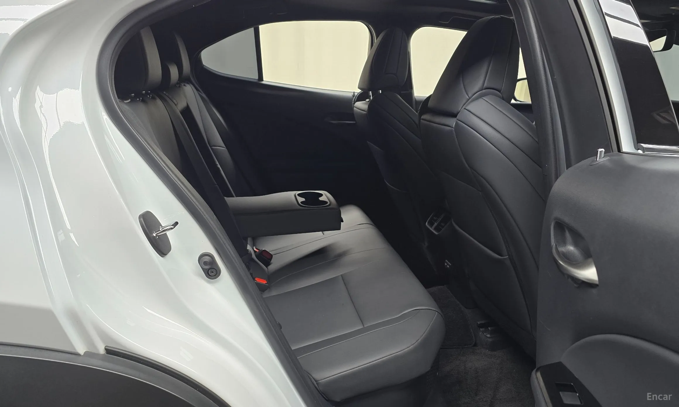 Lexus UX250h превью 11