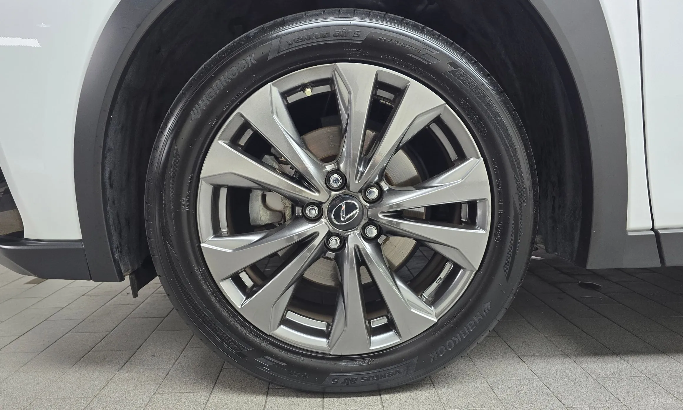Lexus UX250h превью 5