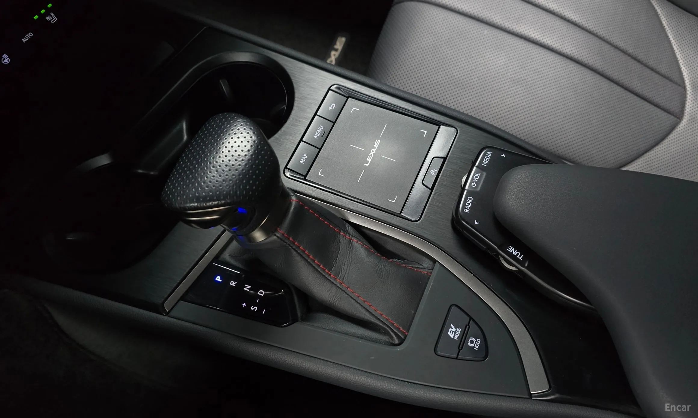 Lexus UX250h превью 9
