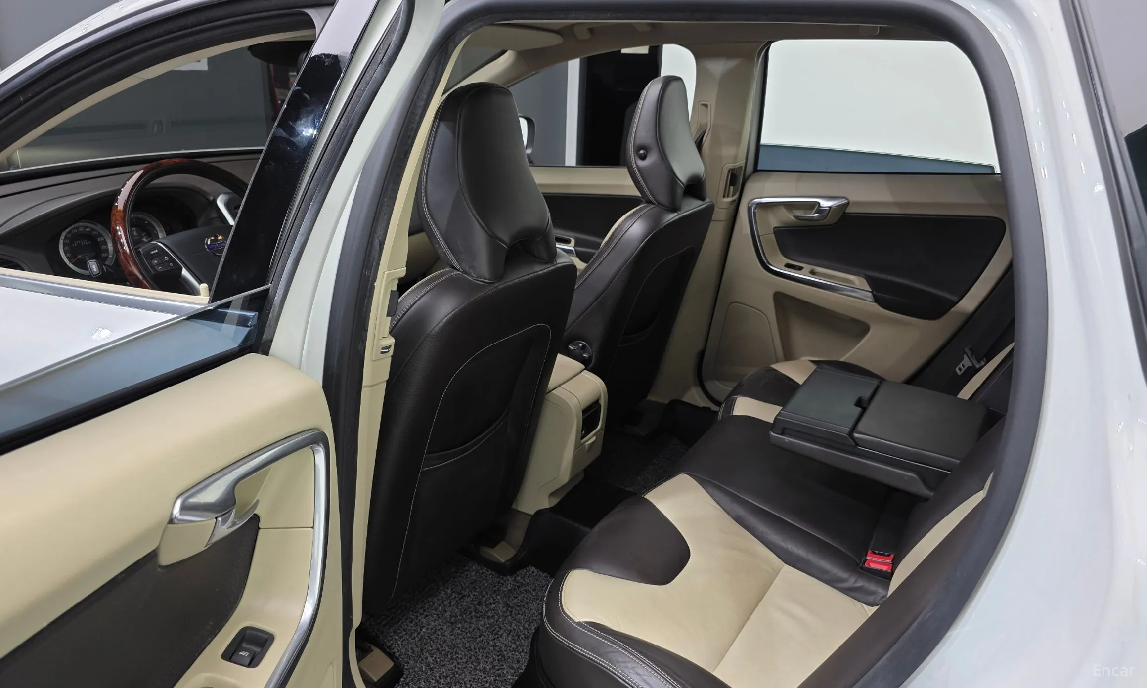Volvo XC60 превью 11
