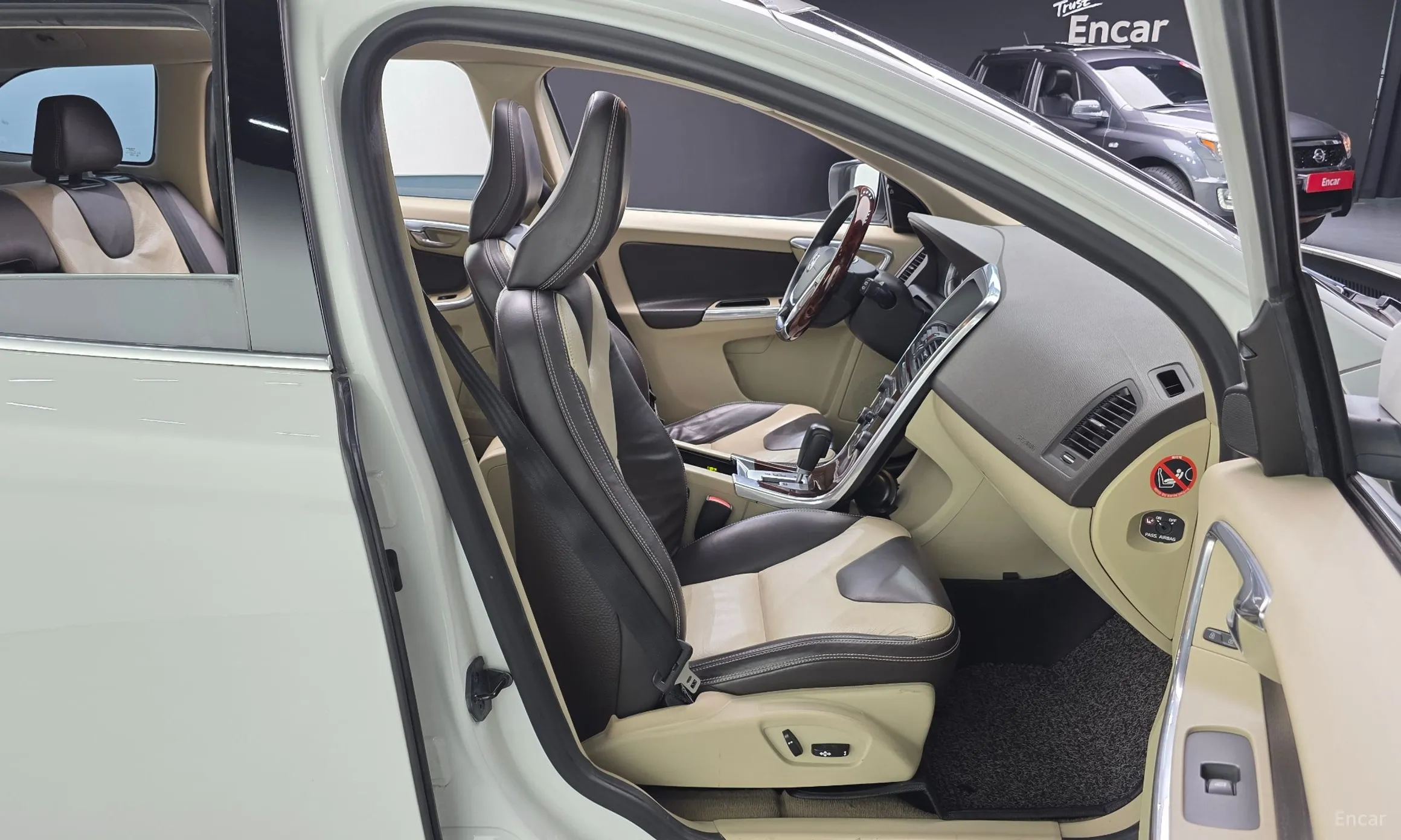 Volvo XC60 превью 12
