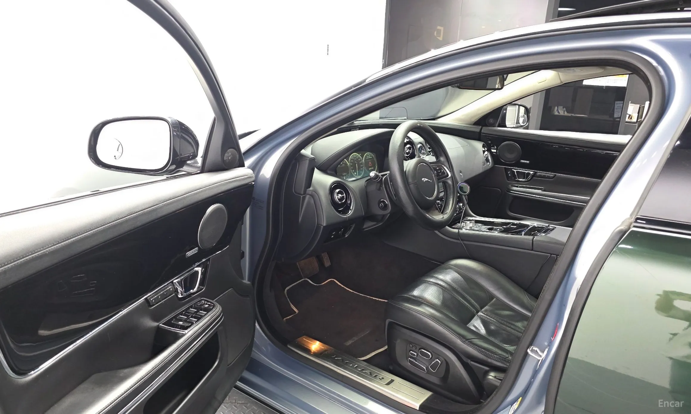 Jaguar All New XJ превью 10
