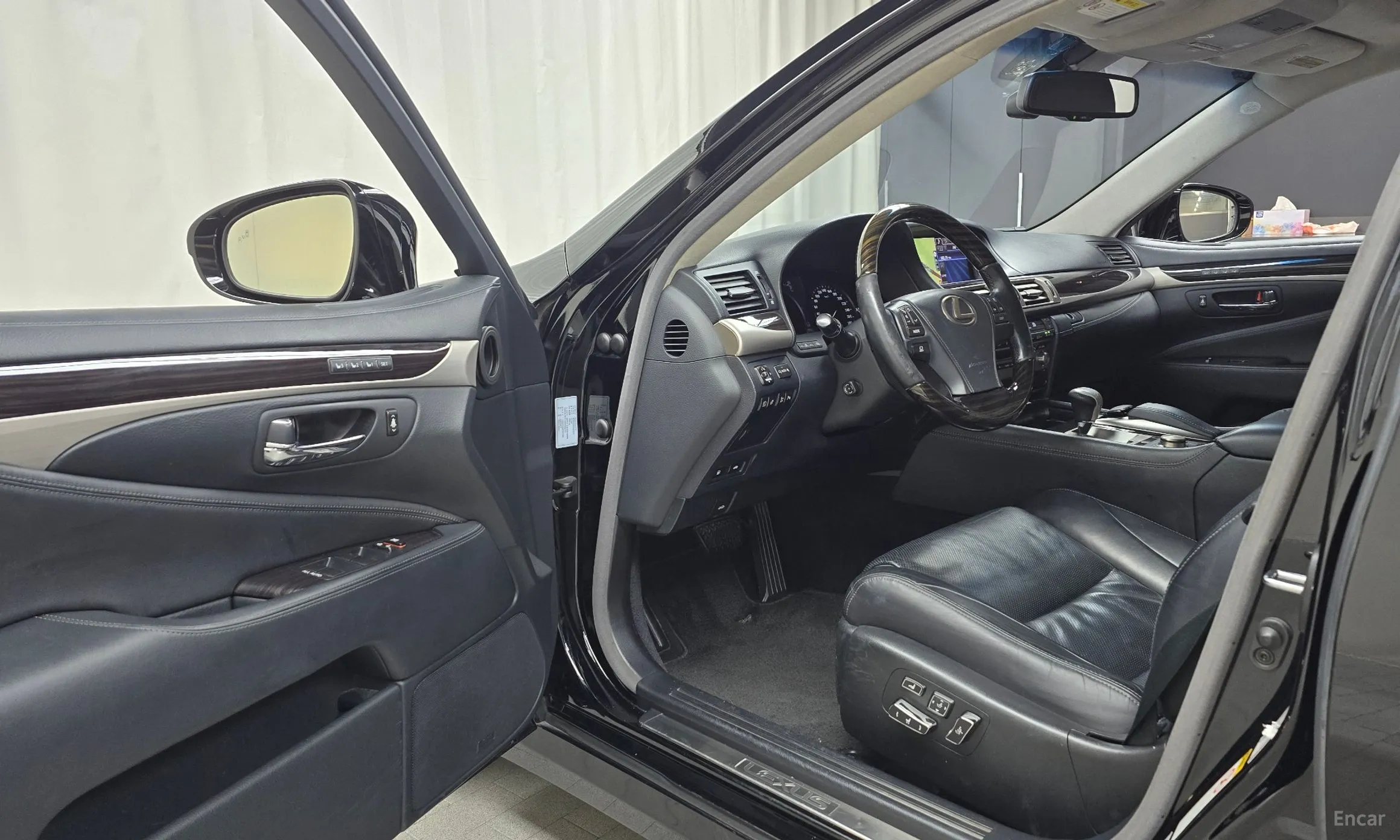 Lexus LS600hL превью 10