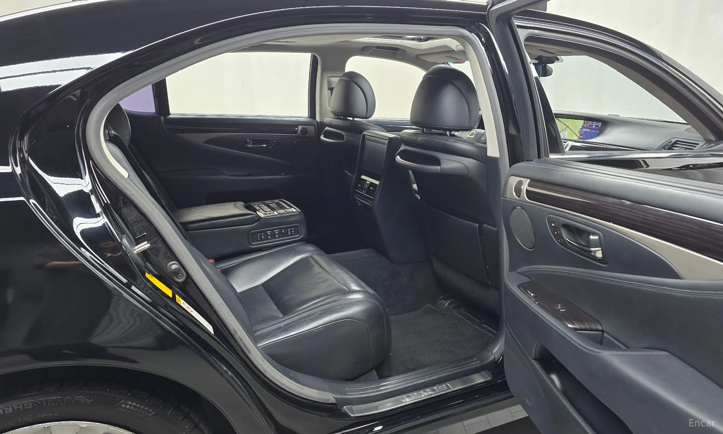 Lexus LS600hL превью 12
