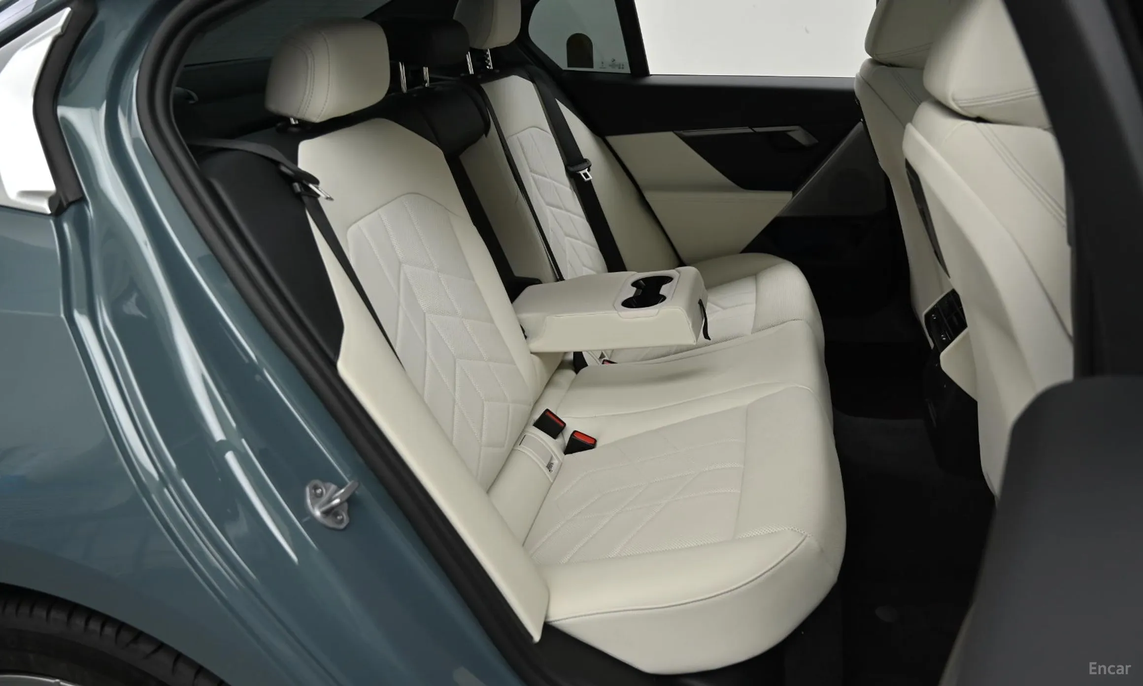 BMW 5 Series (G60) превью 12