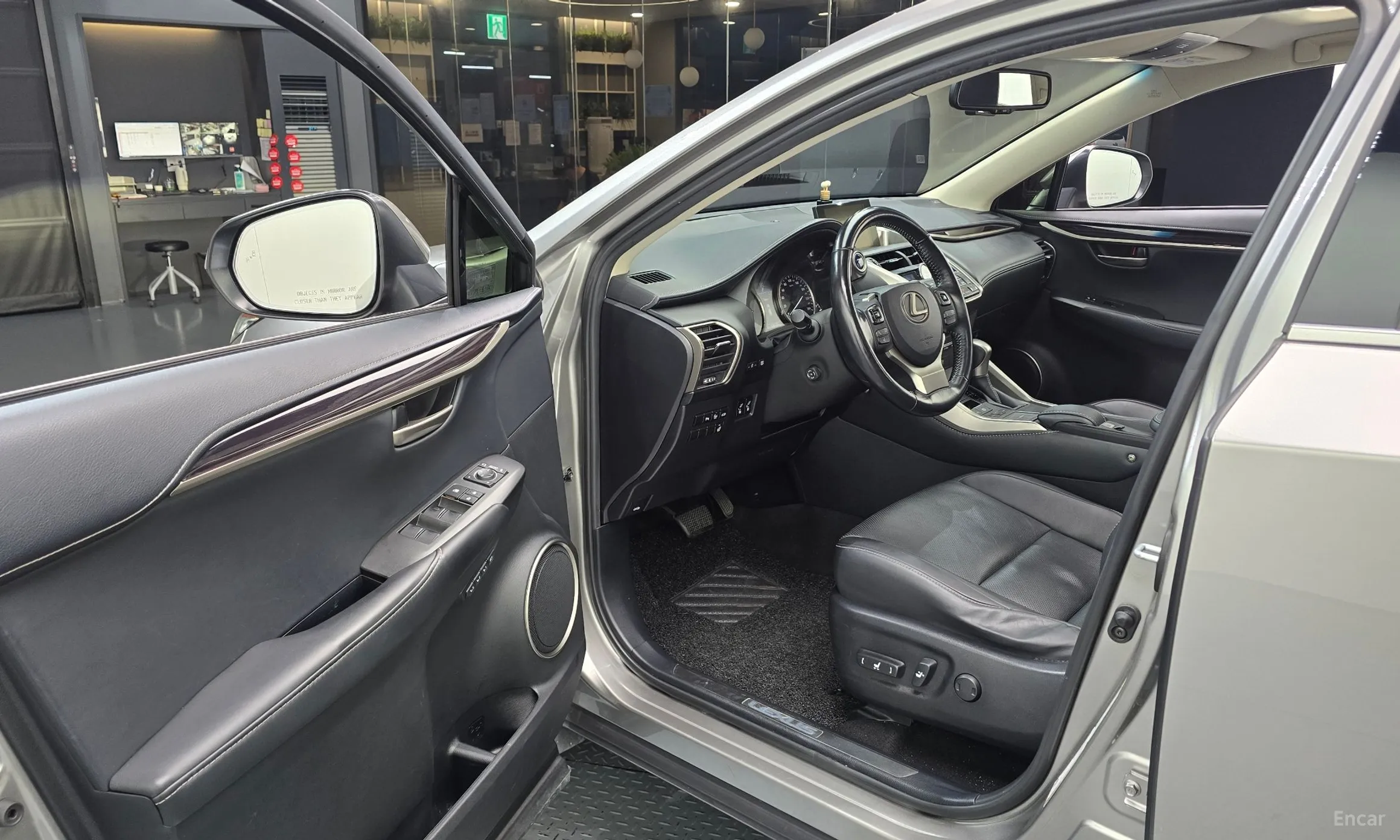 Lexus NX300h превью 10