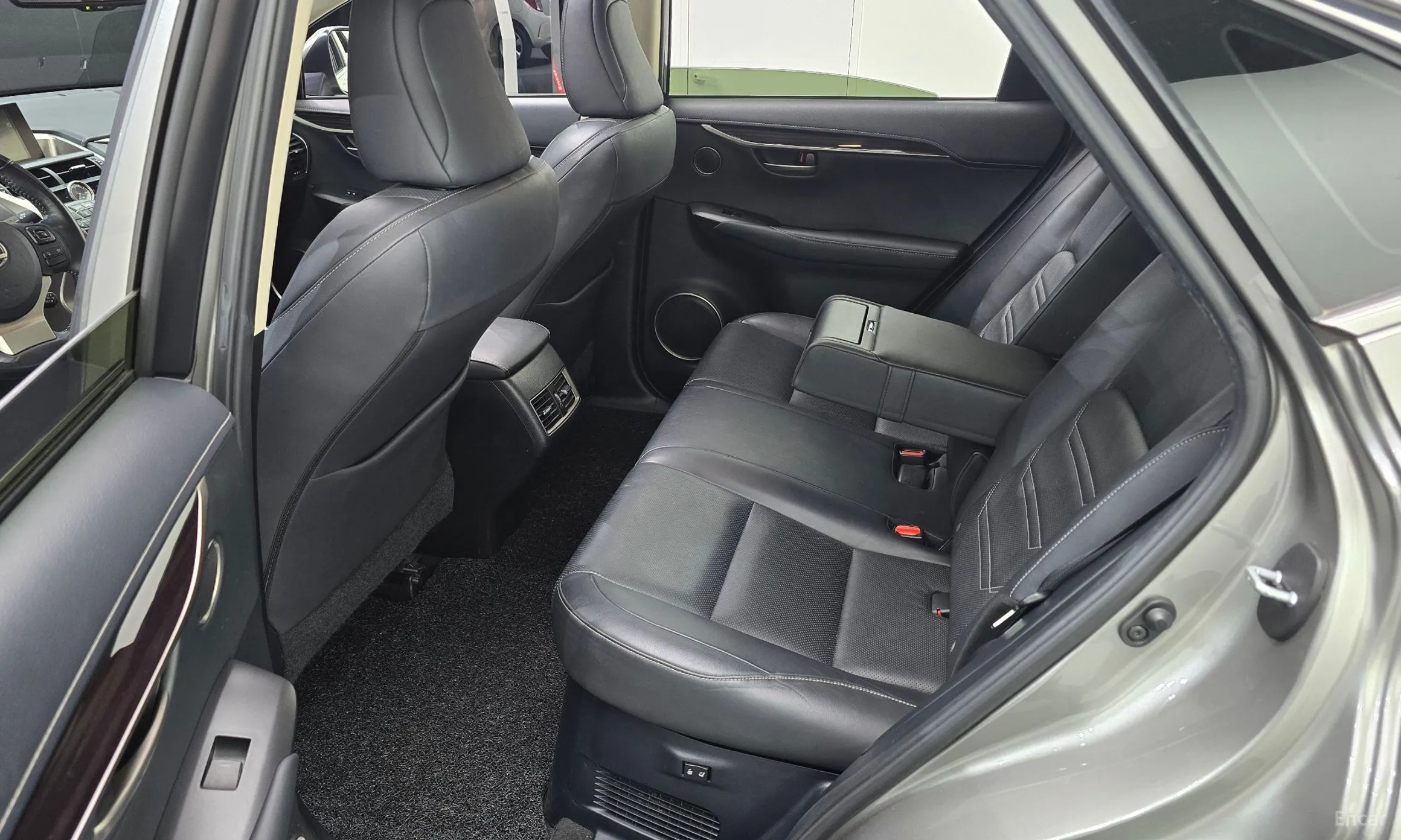 Lexus NX300h превью 12