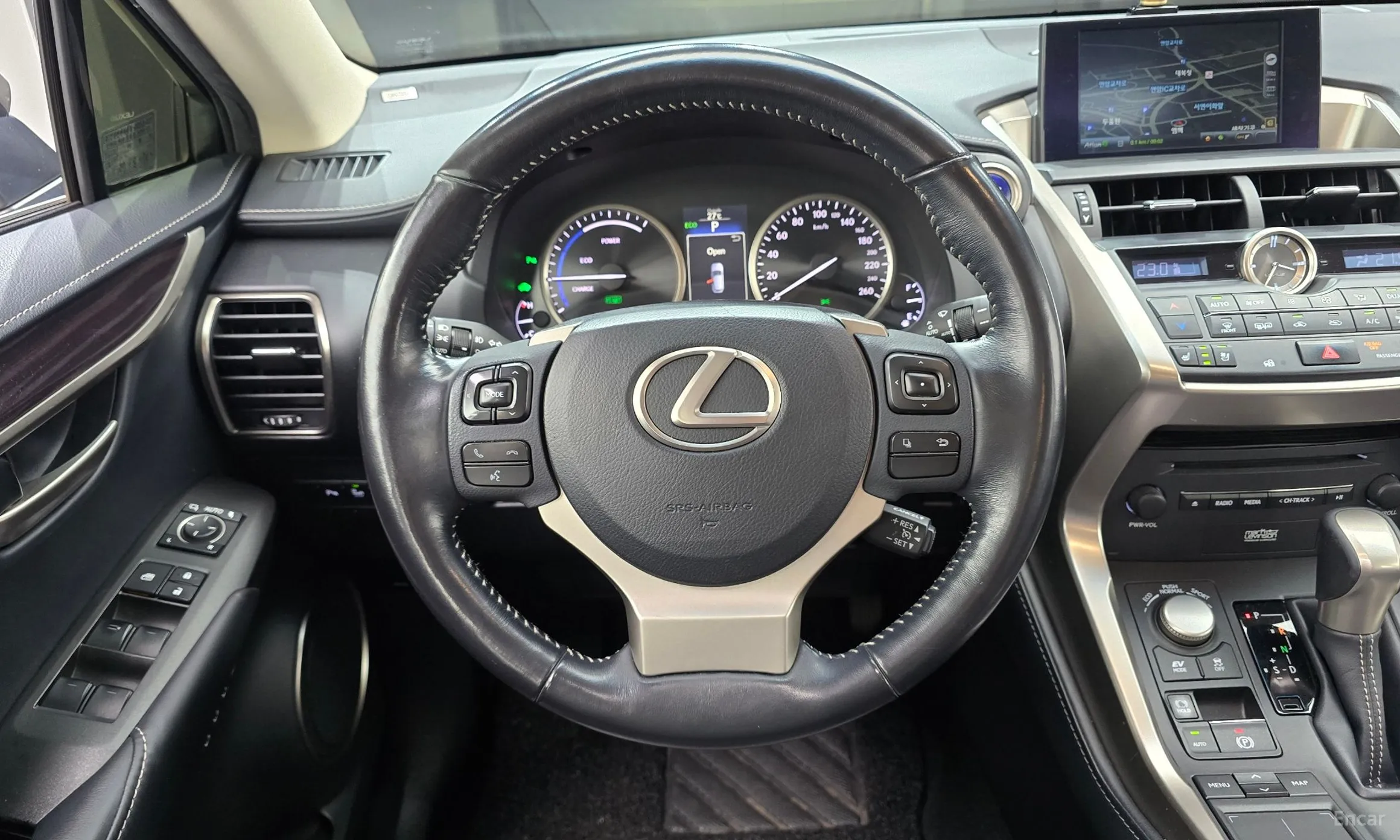 Lexus NX300h превью 13