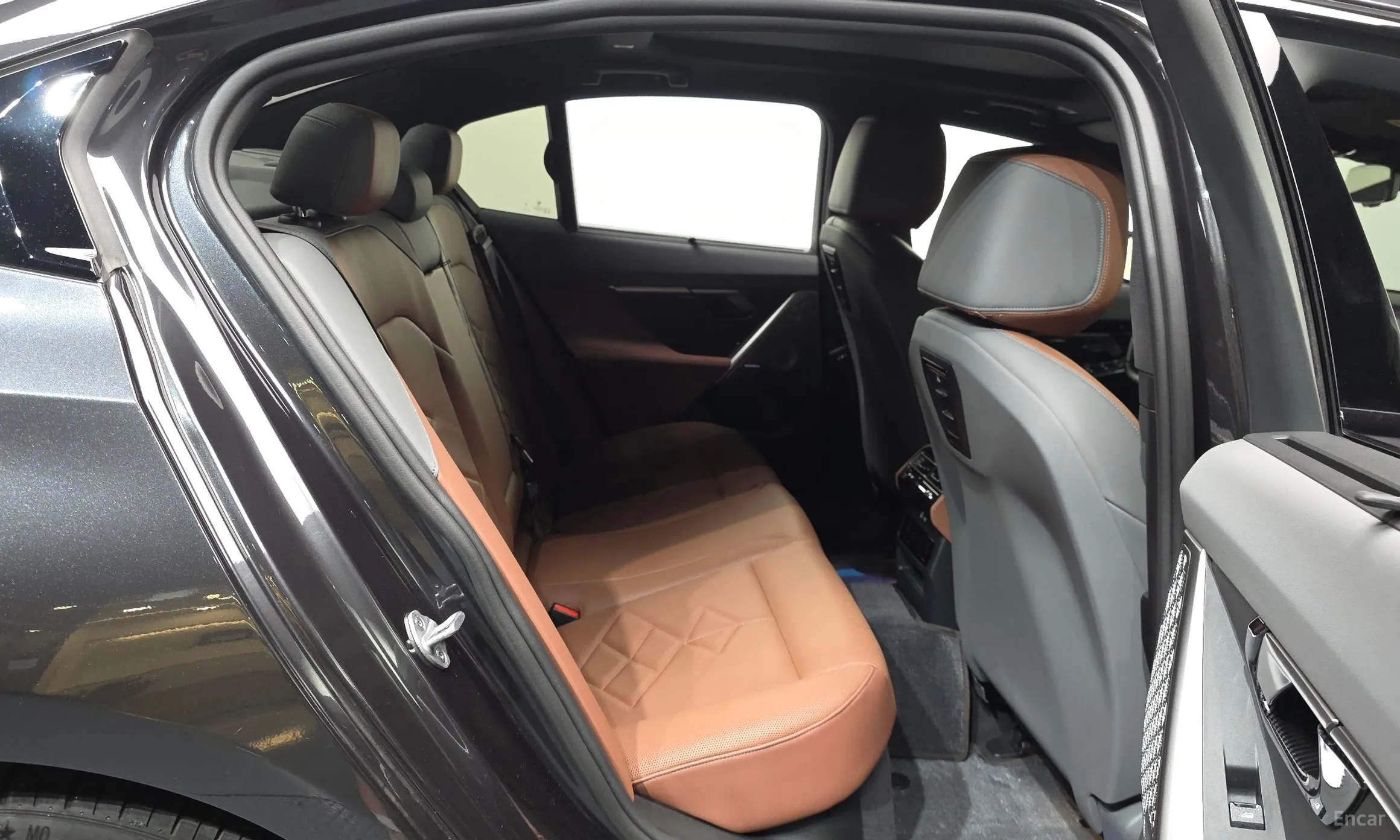 BMW 5 Series (G60) превью 12