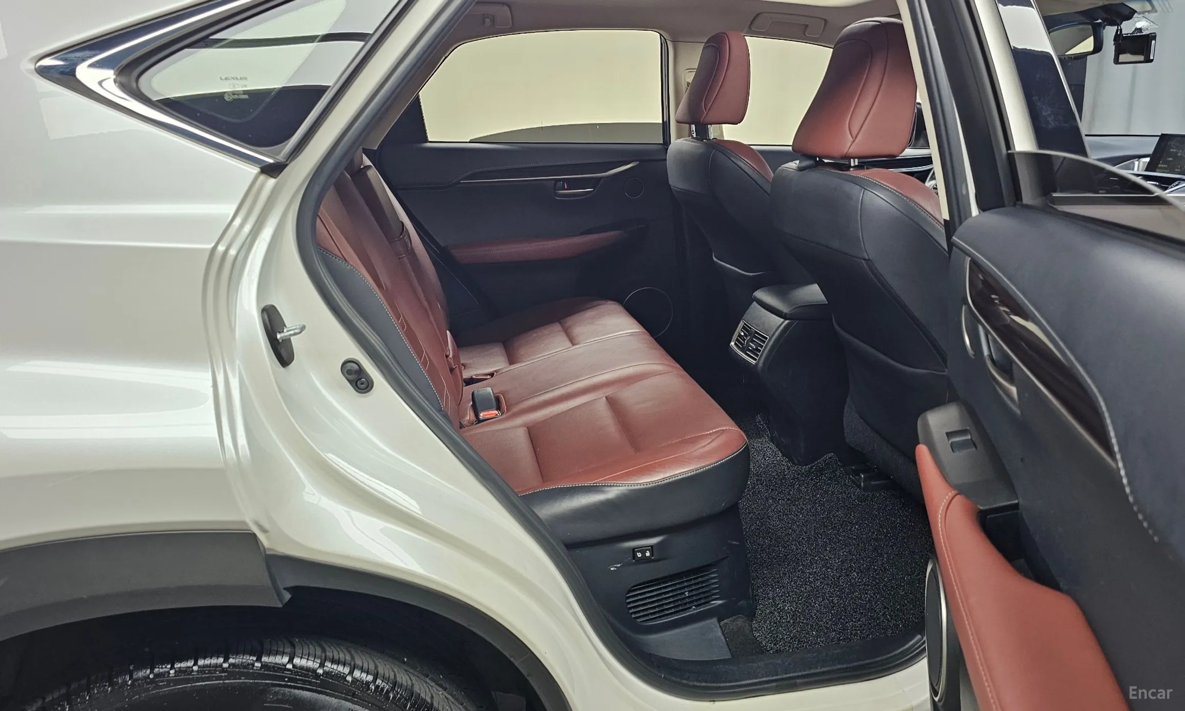 Lexus NX300h превью 11