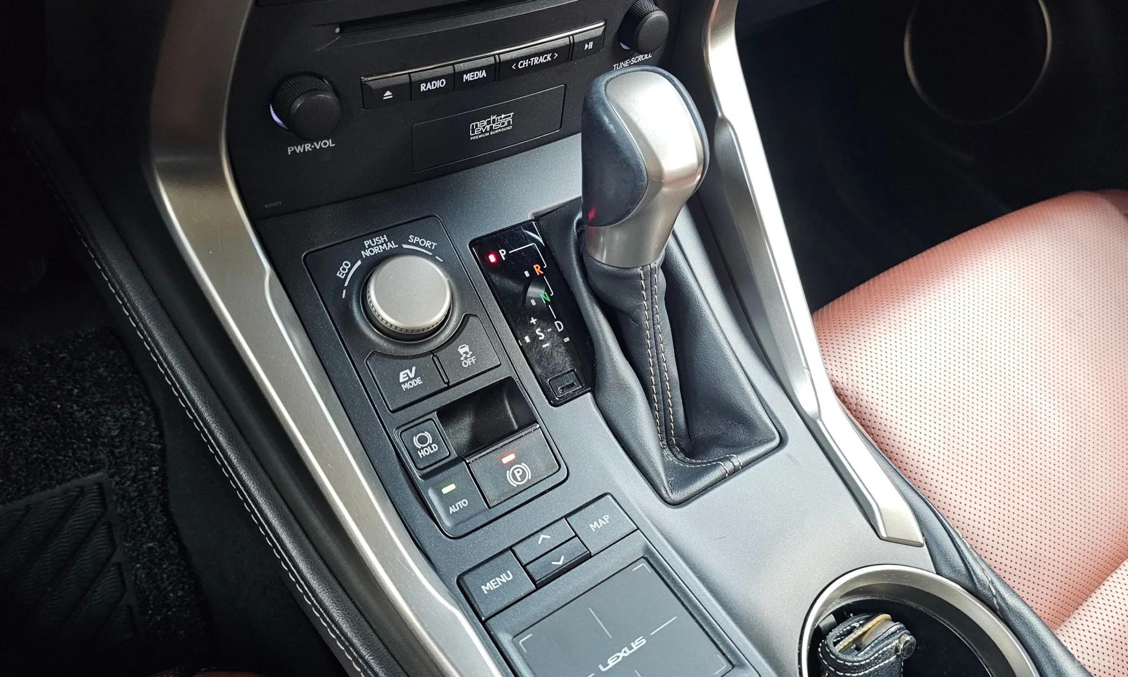 Lexus NX300h превью 9