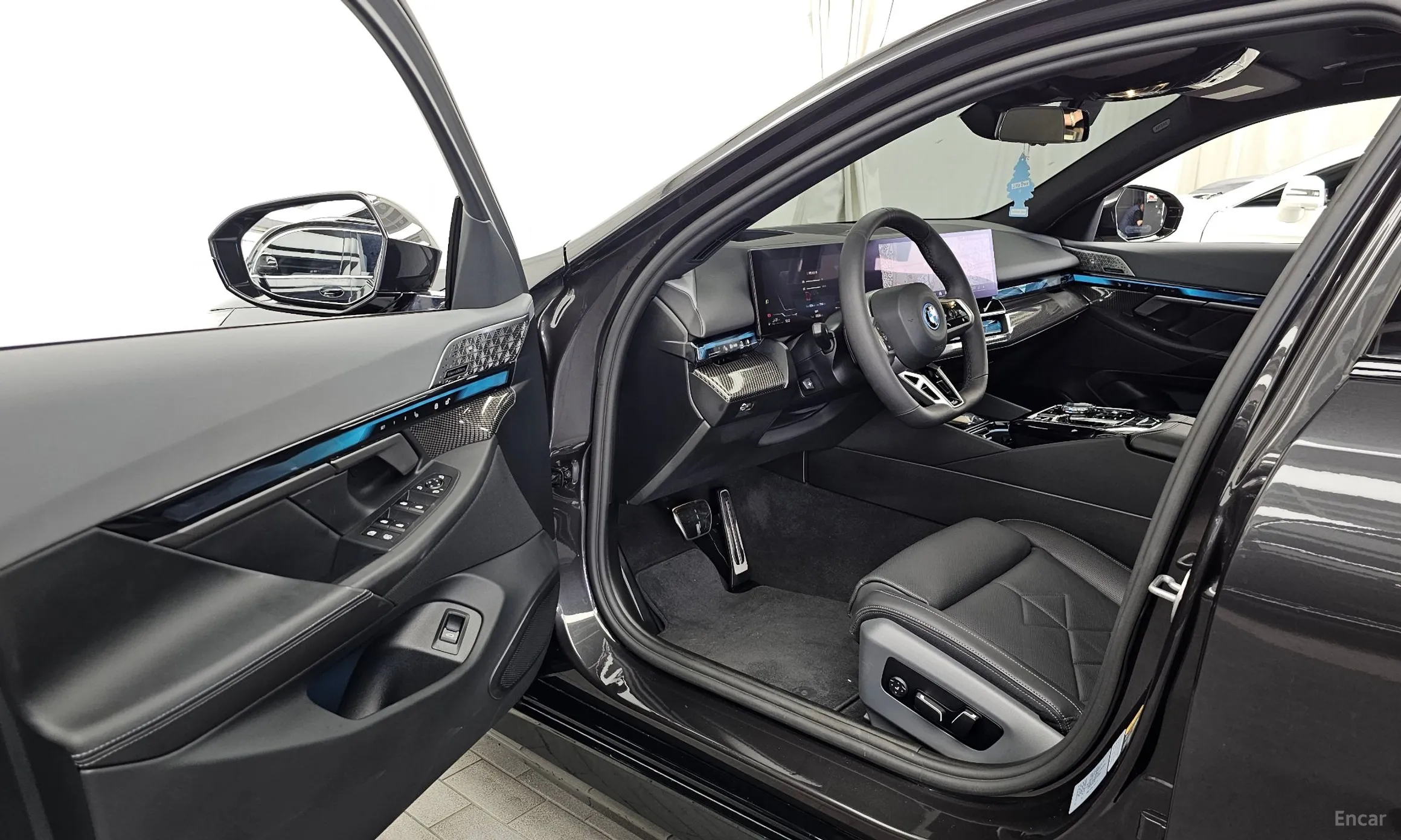 BMW 5 Series (G60) превью 10