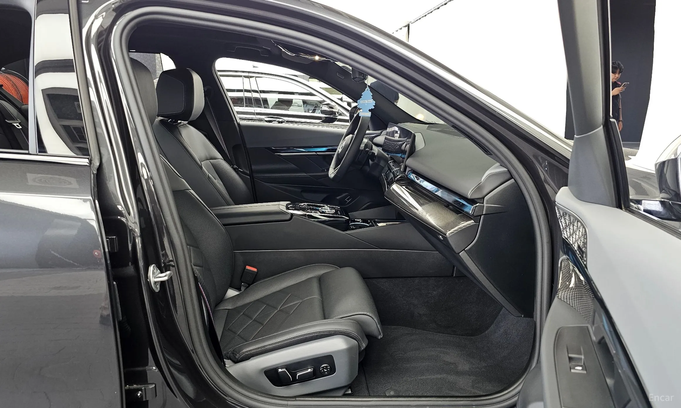 BMW 5 Series (G60) превью 11