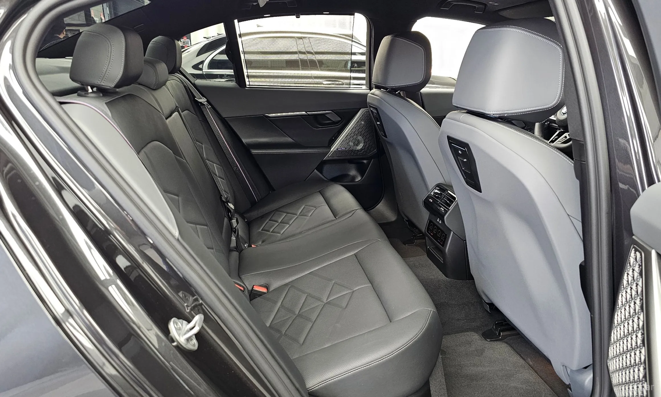 BMW 5 Series (G60) превью 12