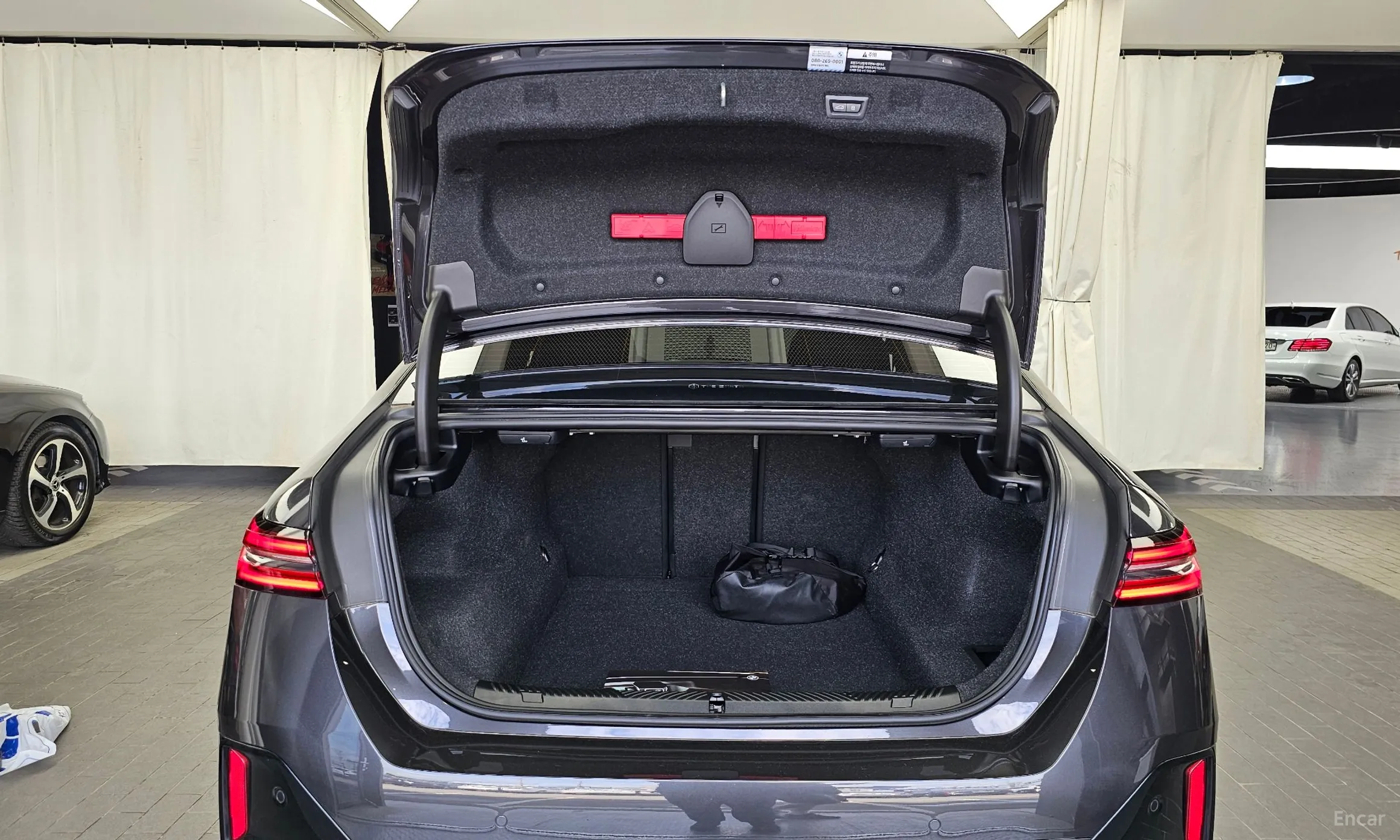BMW 5 Series (G60) превью 20