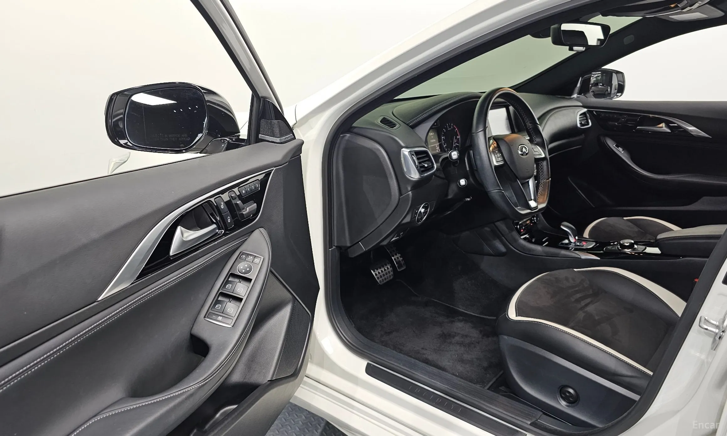 Infiniti Q30 превью 10