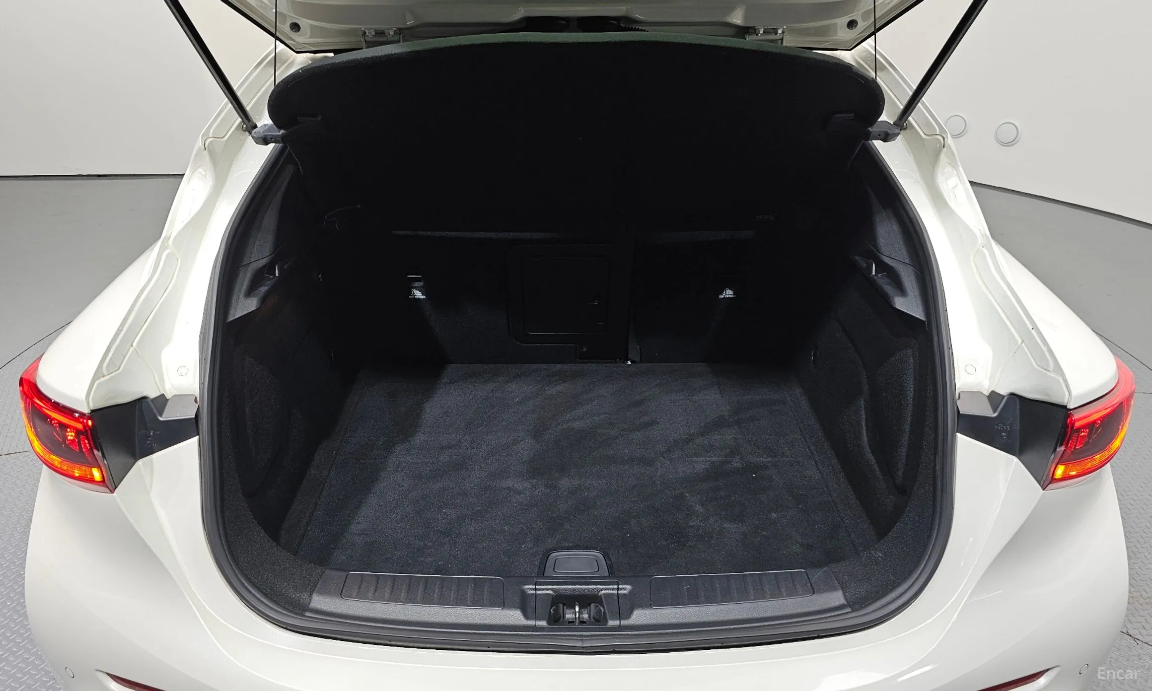 Infiniti Q30 превью 18