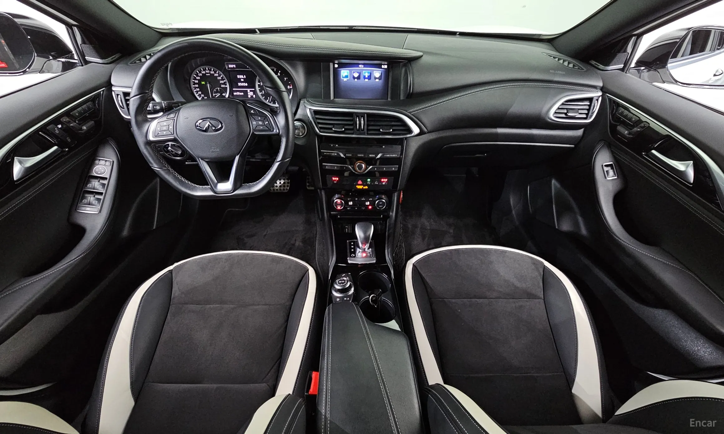 Infiniti Q30 превью 7