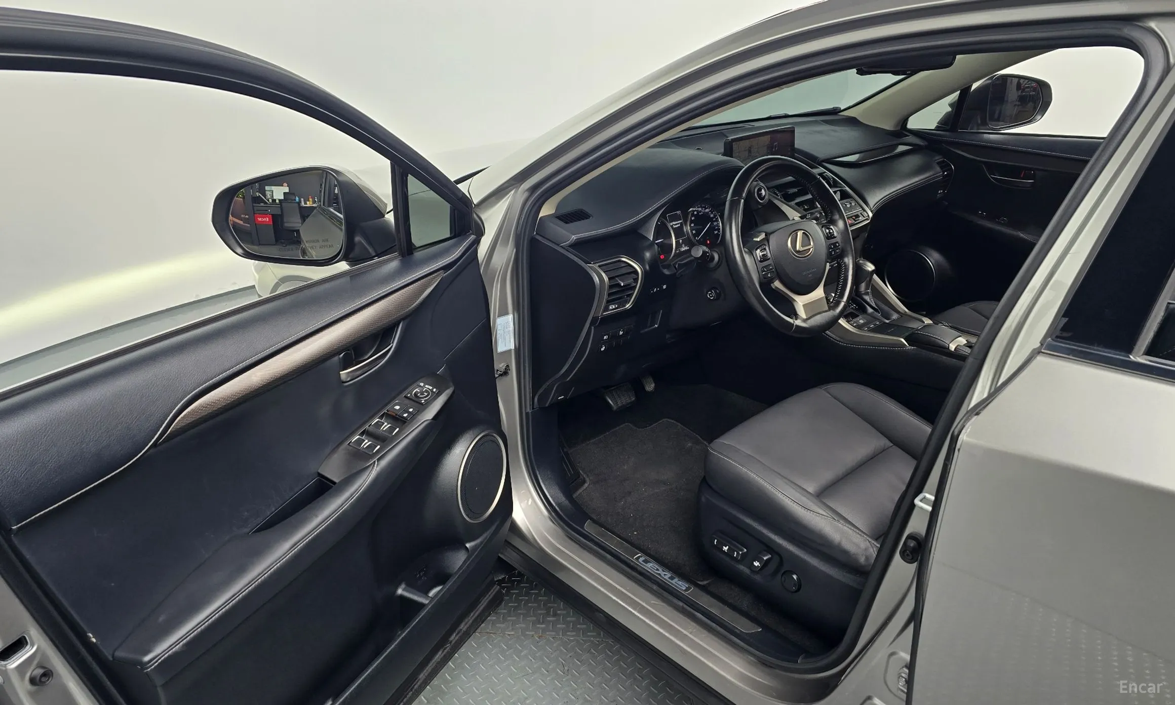 Lexus NX300h превью 11