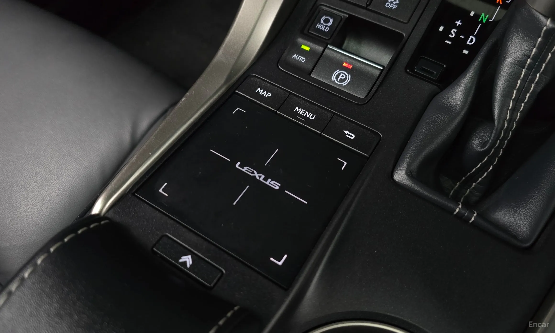 Lexus NX300h превью 20