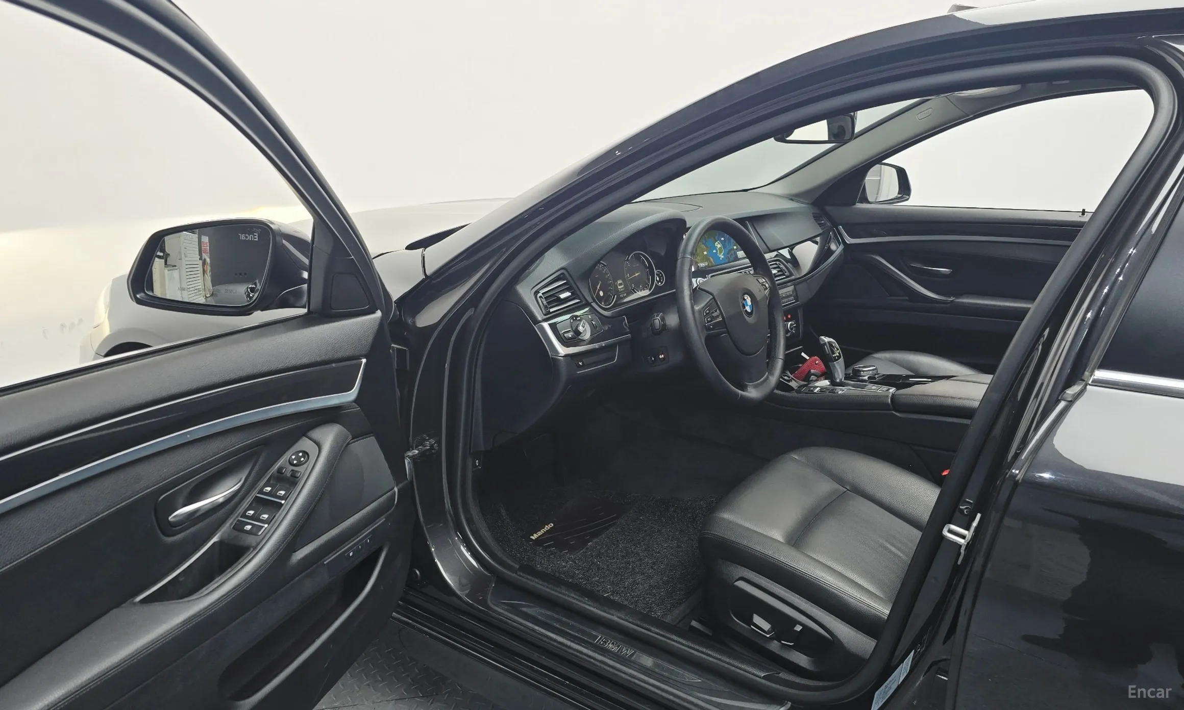 BMW 5 Series (F10) превью 10