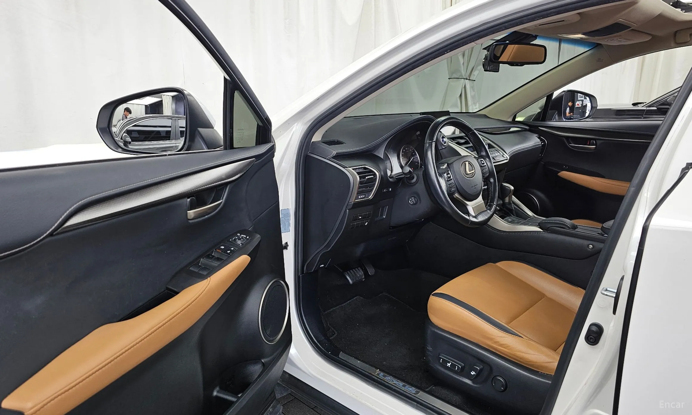 Lexus NX300h превью 10