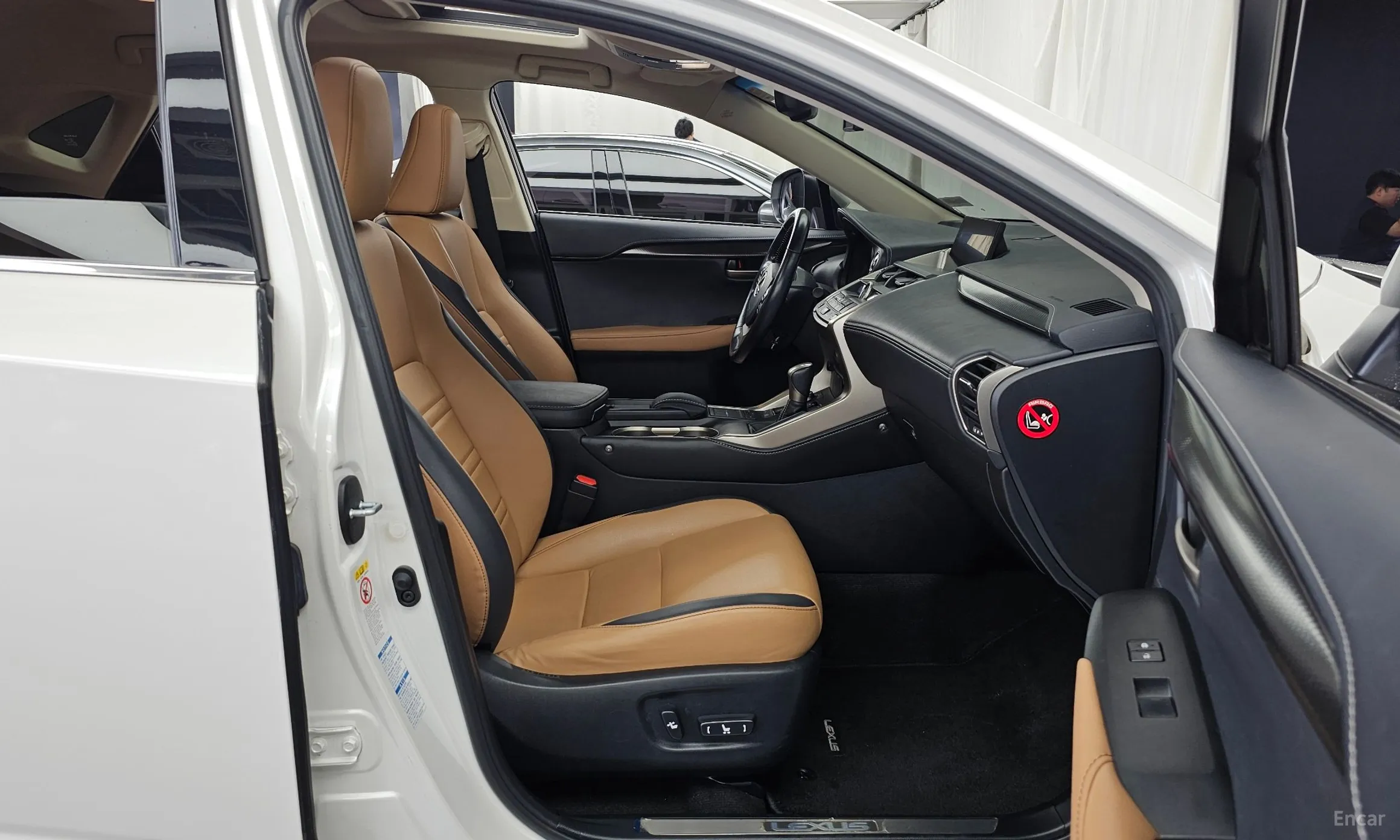 Lexus NX300h превью 11