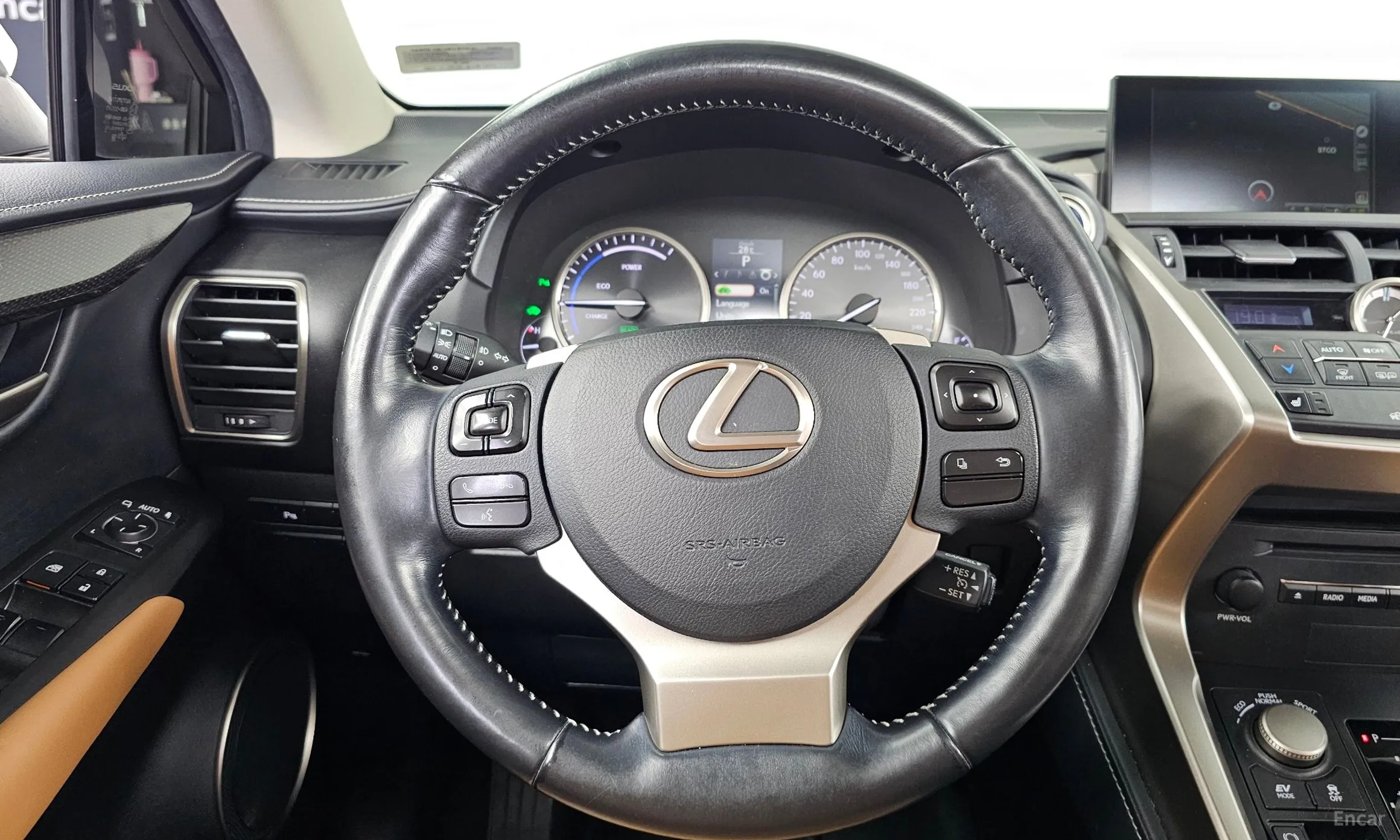 Lexus NX300h превью 13