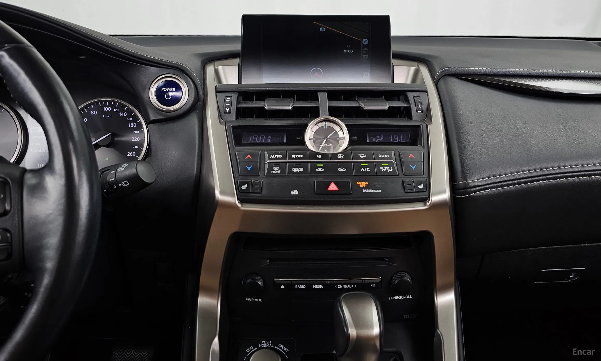 Lexus NX300h превью 15