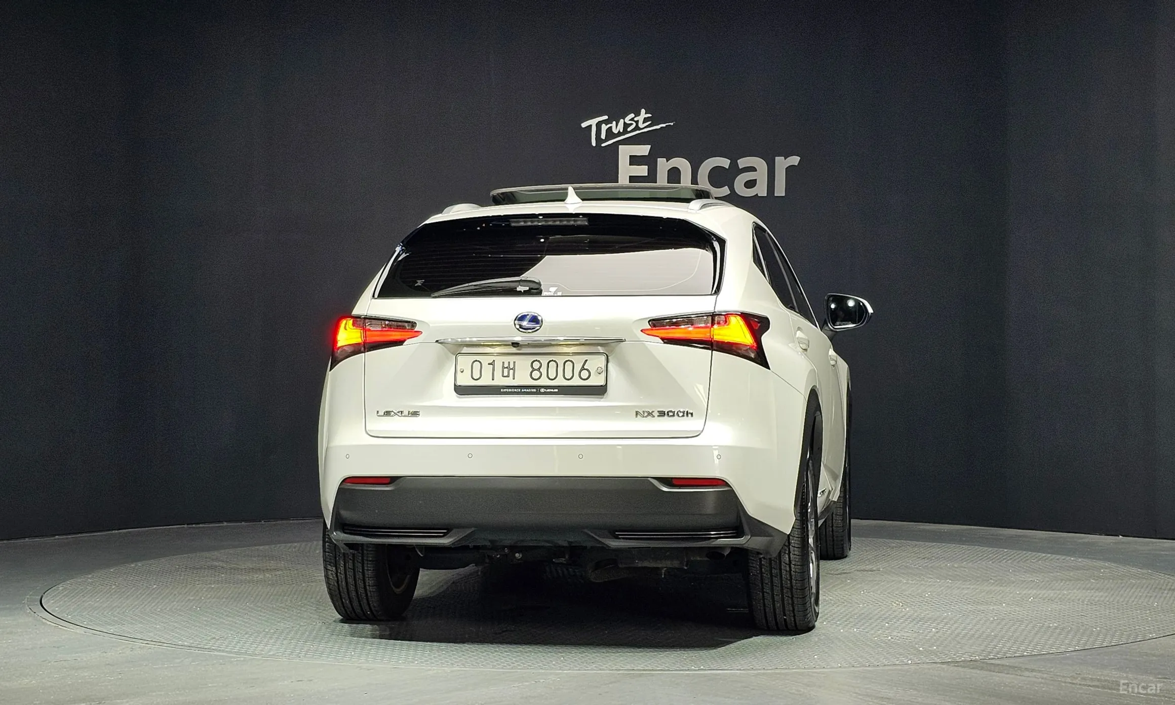 Lexus NX300h превью 4