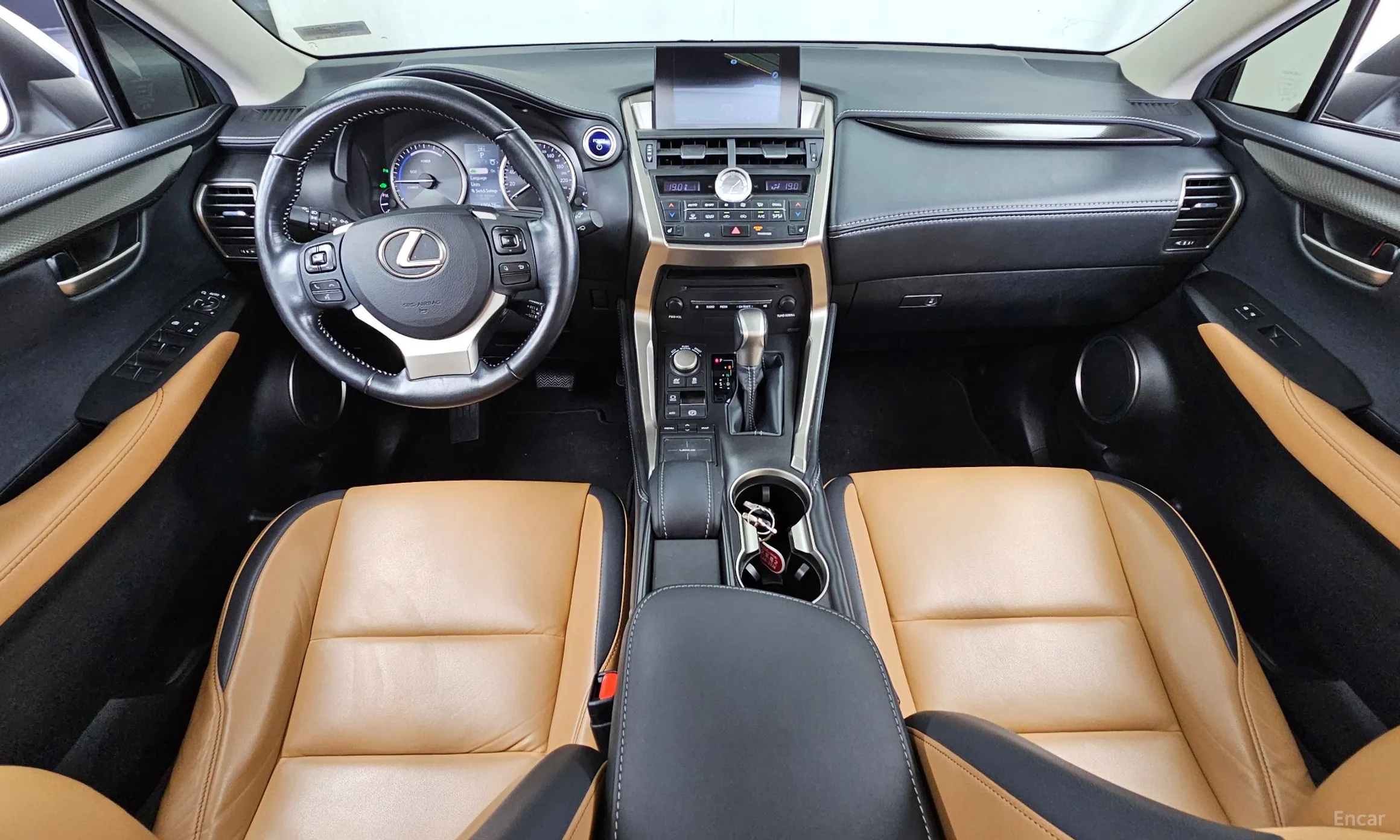 Lexus NX300h превью 7