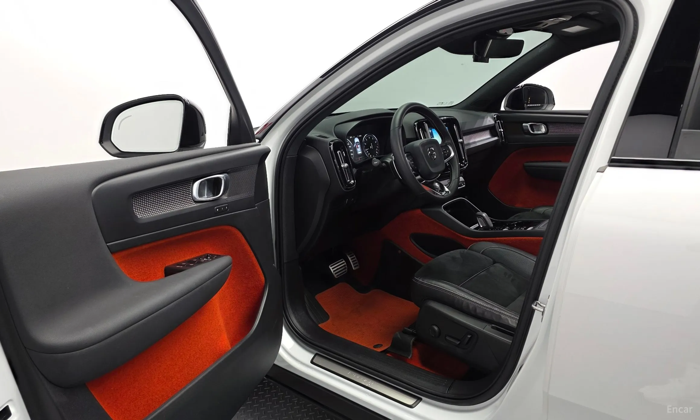 Volvo XC40 превью 10