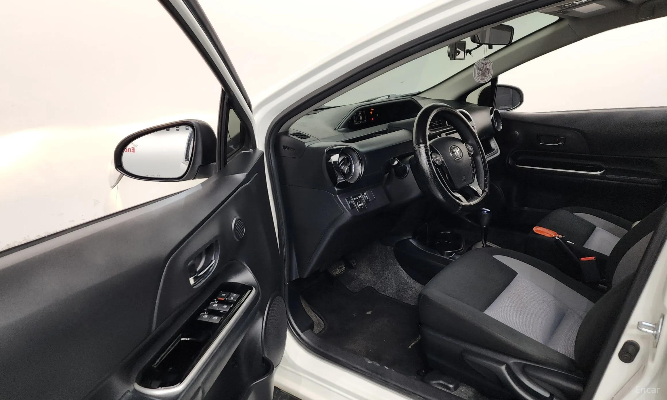 Toyota Prius C превью 10