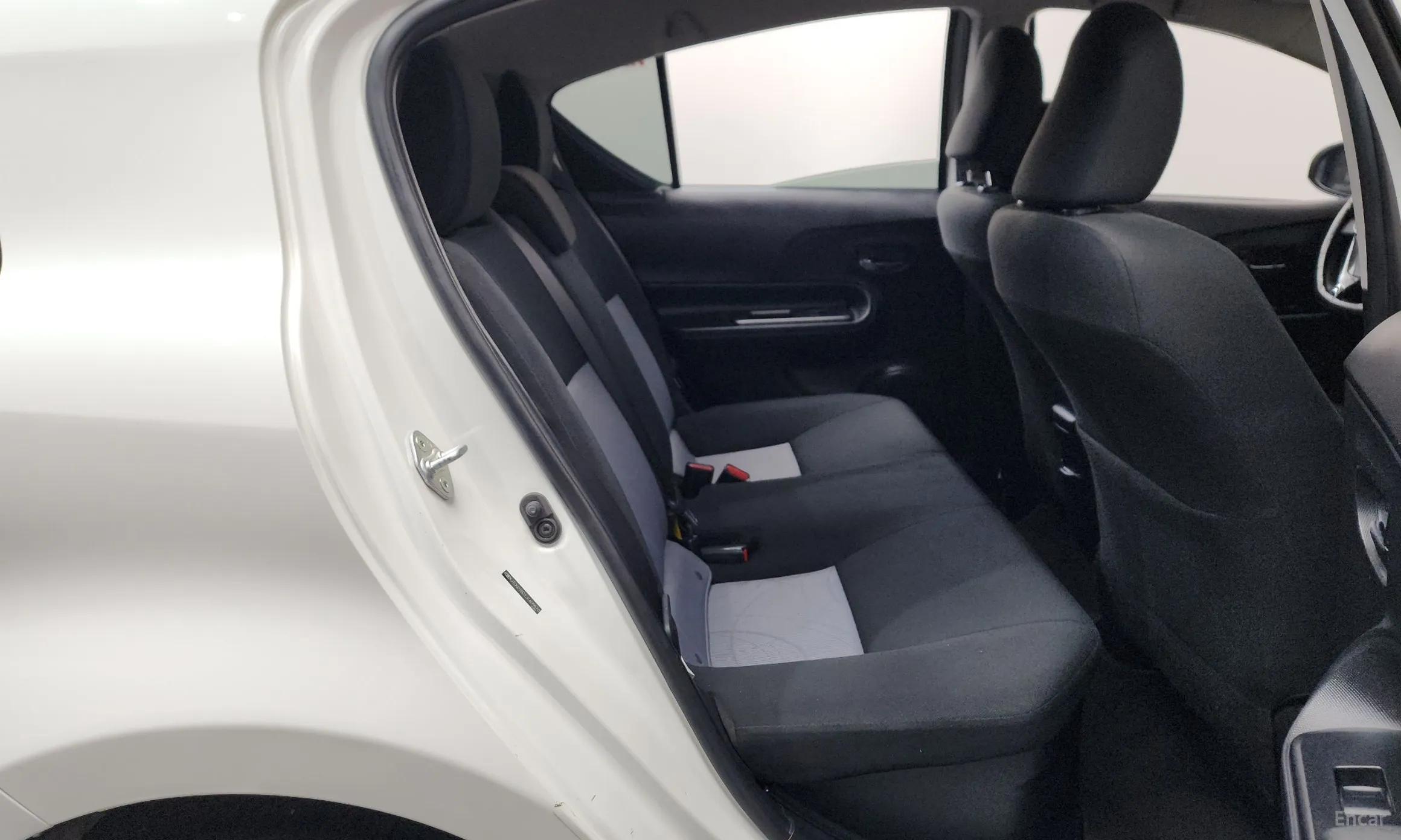 Toyota Prius C превью 11