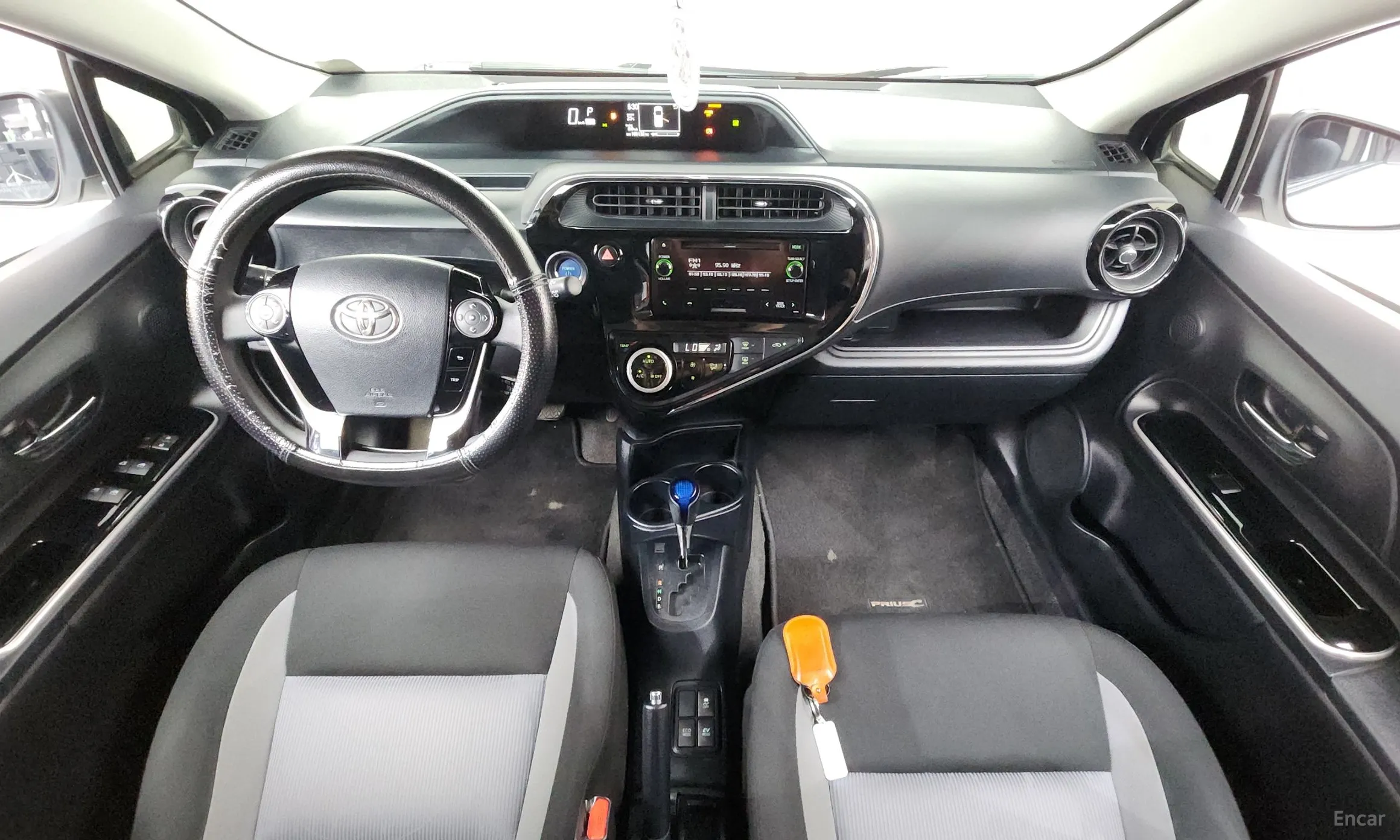 Toyota Prius C превью 7