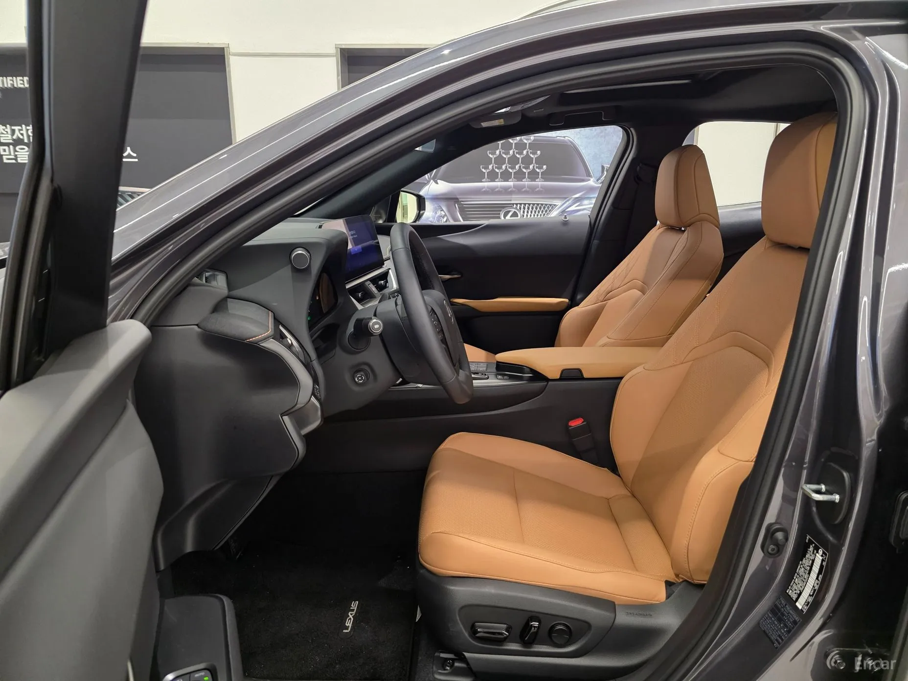Lexus UX300h превью 10