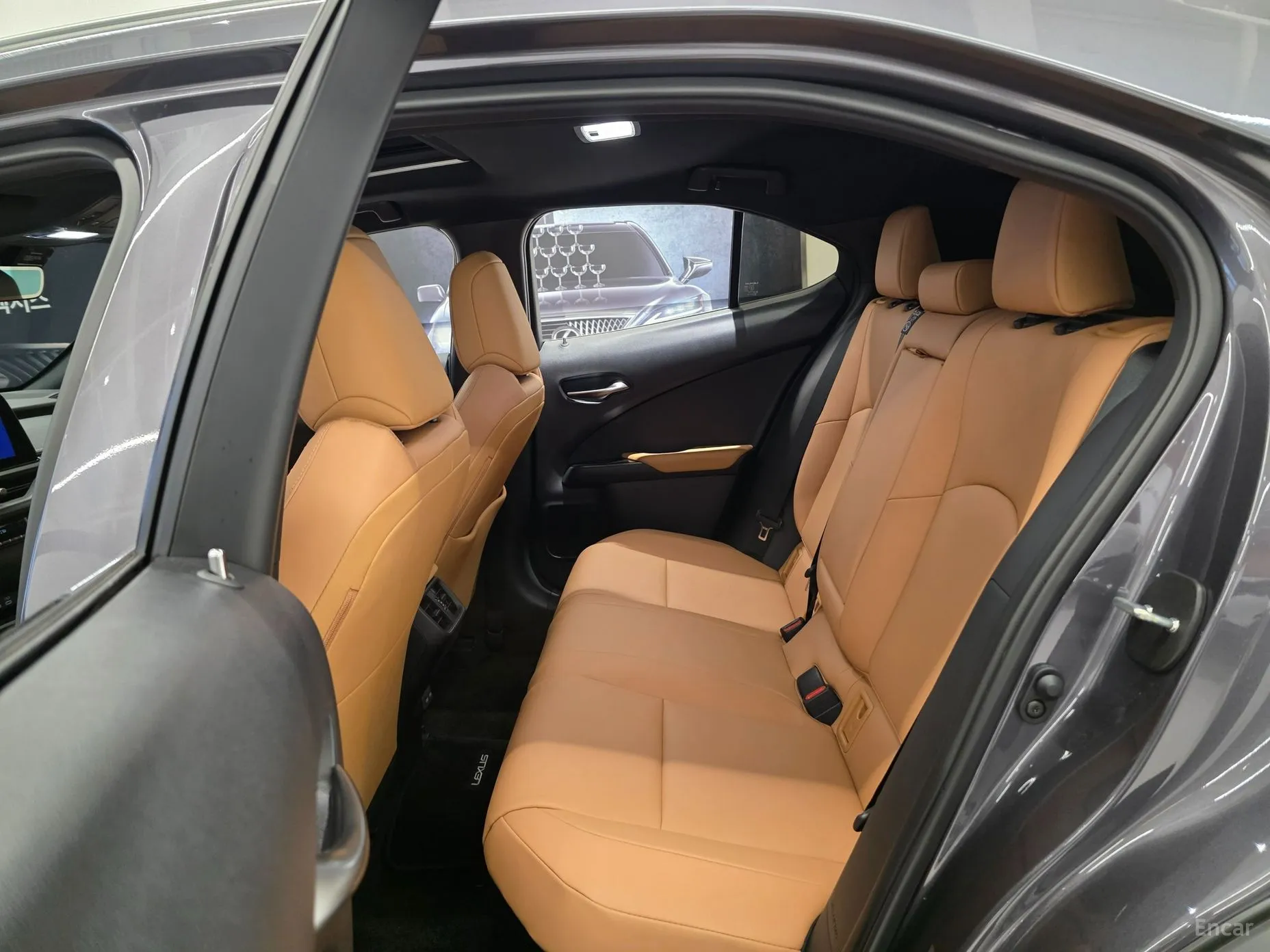 Lexus UX300h превью 11