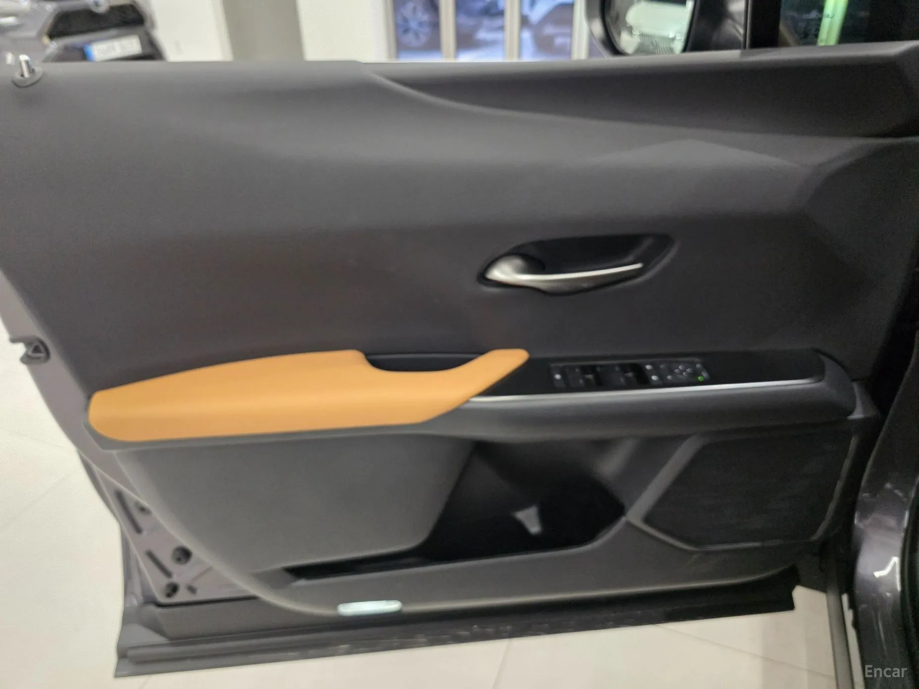Lexus UX300h превью 12